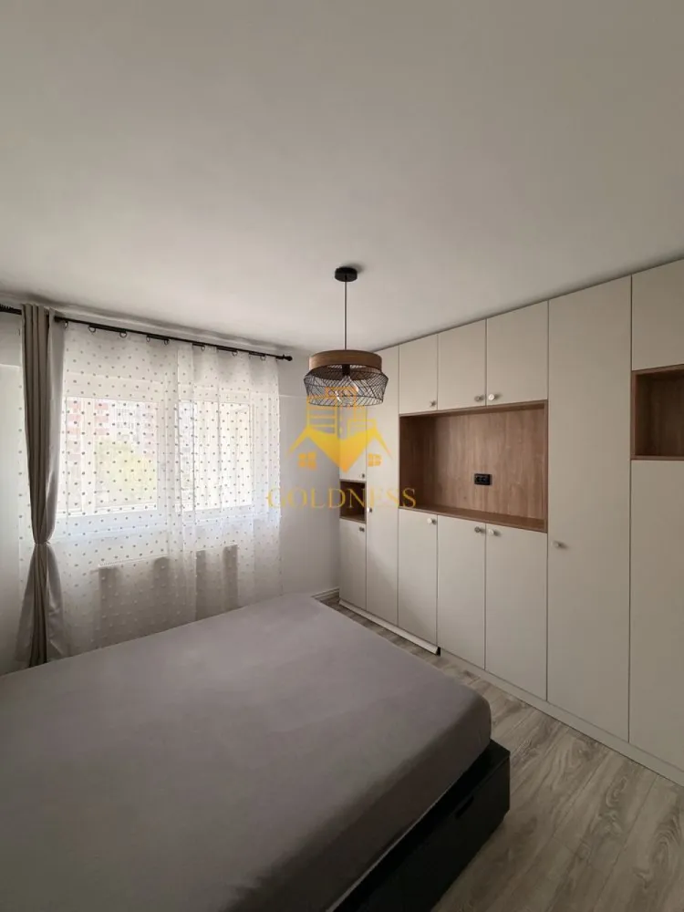 2 camere, Intre Lacuri, Iulius Mall, Dunării, Lidl, Kaufland - GOLDNESS Imobiliare vă propune spre închiriere un apartament cu 2 camere complet mobilat și utilat, la etajul 2 într-un imobil de 4 etaje, în Cartierul Intre Lacuri.
Se află în apropierea stațiilor de transport în comun, magazine, restaurante, spații verzi, farmacii, etc. 

Apartamentul este compartimentat astfel:
 - dormitor cu pat matrimonial, dressing, noptiere
 - living cu canapea extensibilă 
 - bucătărie complet utilată și mobilată, loc de servit masa 
 - baie cu cabina de dus, calorifer port prosop și dulap pentru depozitare.
 - balcon de 8 mp.

Imobilul este dotat cu toate cele necesare- centrală proprie, frigider, aragaz, hotă, mașină de spălat haine și vase, etc. 

Dacă sunteți interesați de acest apartament și doriți să îl vizionați, dar și pentru alte oferte nu ezitați să ne contactați telefonic sau prin e-mail. Vă stăm la dispoziție!
Pentru intermediere se percepe un comision de 50% din prețul chiriei!