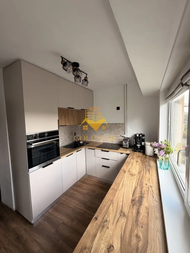 2 camere, Intre Lacuri, Iulius Mall, Dunării, Lidl, Kaufland - GOLDNESS Imobiliare vă propune spre închiriere un apartament cu 2 camere complet mobilat și utilat, la etajul 2 într-un imobil de 4 etaje, în Cartierul Intre Lacuri.
Se află în apropierea stațiilor de transport în comun, magazine, restaurante, spații verzi, farmacii, etc. 

Apartamentul este compartimentat astfel:
 - dormitor cu pat matrimonial, dressing, noptiere
 - living cu canapea extensibilă 
 - bucătărie complet utilată și mobilată, loc de servit masa 
 - baie cu cabina de dus, calorifer port prosop și dulap pentru depozitare.
 - balcon de 8 mp.

Imobilul este dotat cu toate cele necesare- centrală proprie, frigider, aragaz, hotă, mașină de spălat haine și vase, etc. 

Dacă sunteți interesați de acest apartament și doriți să îl vizionați, dar și pentru alte oferte nu ezitați să ne contactați telefonic sau prin e-mail. Vă stăm la dispoziție!
Pentru intermediere se percepe un comision de 50% din prețul chiriei!