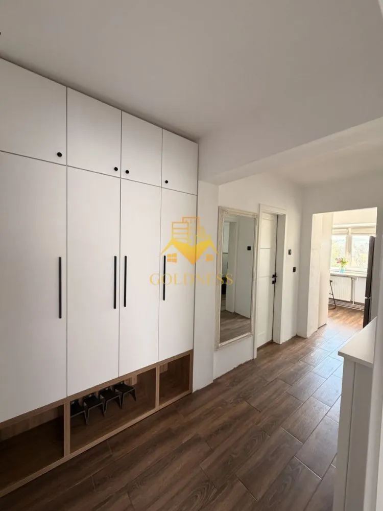 2 camere, Intre Lacuri, Iulius Mall, Dunării, Lidl, Kaufland - GOLDNESS Imobiliare vă propune spre închiriere un apartament cu 2 camere complet mobilat și utilat, la etajul 2 într-un imobil de 4 etaje, în Cartierul Intre Lacuri.
Se află în apropierea stațiilor de transport în comun, magazine, restaurante, spații verzi, farmacii, etc. 

Apartamentul este compartimentat astfel:
 - dormitor cu pat matrimonial, dressing, noptiere
 - living cu canapea extensibilă 
 - bucătărie complet utilată și mobilată, loc de servit masa 
 - baie cu cabina de dus, calorifer port prosop și dulap pentru depozitare.
 - balcon de 8 mp.

Imobilul este dotat cu toate cele necesare- centrală proprie, frigider, aragaz, hotă, mașină de spălat haine și vase, etc. 

Dacă sunteți interesați de acest apartament și doriți să îl vizionați, dar și pentru alte oferte nu ezitați să ne contactați telefonic sau prin e-mail. Vă stăm la dispoziție!
Pentru intermediere se percepe un comision de 50% din prețul chiriei!