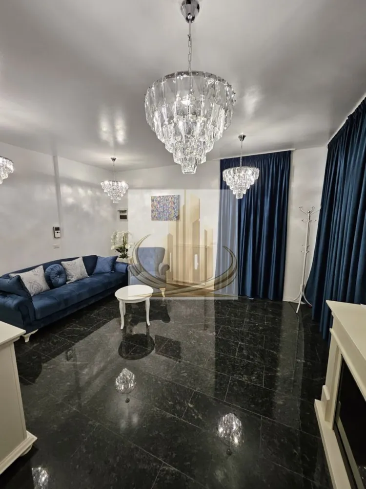 2 Camere Lux, Curte Privată 140 mp, Parter, Ideal Business, Dumbrăvita - Grand Mobilis Imobiliare vă propune spre vânzare o proprietate rară pe piață – un apartament cu 2 camere, situat la parter, în Dumbrăvița, într-o zonă cu trafic intens și vizibilitate excelentă, în imediata apropiere de Kaufland și McDonald’s.

Datorită poziționării și configurației, această proprietate se pretează excelent atât pentru locuință, cât mai ales pentru activități comerciale sau profesionale.

📐 Detalii proprietate:
Suprafață utilă: 54 mp
Terasă închisă: 9 mp
Curte privată generoasă – 140 mp, cu acces direct din stradă
Poziționare: parter – ideal pentru business
🏢 Finisaje & dotări:
Apartament complet renovat, cu atenție la detalii
Finisaje moderne și elegante – piatră naturală (granit)
Centrală termică Viessmann (nouă)
2 aparate de aer condiționat
Elemente decorative premium (candelabre din cristal)
Se vinde semimobilat
📍 Locație – punctul cheie:
Zonă cu trafic și expunere foarte bună
Lângă Kaufland, McDonald’s, magazine, restaurante și cafenele
Acces facil către principalele artere ale orașului
💼 De ce merită:

✔️ Perfect pentru business – cabinet medical, salon, birou, showroom etc.
✔️ Vizibilitate excelentă + acces direct din stradă
✔️ Curte mare – avantaj rar pentru acest tip de proprietate
✔️ Investiție sigură, cu potențial ridicat de valorificare

💰 Preț: 154 900 € (negociabil)
📞 Pentru detalii și vizionări, echipa Grand Mobilis Imobiliare vă stă la dispoziție!
ID Intern: CP3054081