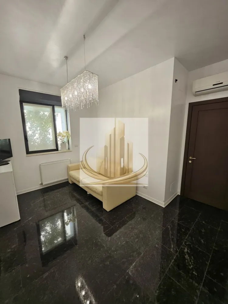 2 Camere Lux, Curte Privată 140 mp, Parter, Ideal Business, Dumbrăvita - Grand Mobilis Imobiliare vă propune spre vânzare o proprietate rară pe piață – un apartament cu 2 camere, situat la parter, în Dumbrăvița, într-o zonă cu trafic intens și vizibilitate excelentă, în imediata apropiere de Kaufland și McDonald’s.

Datorită poziționării și configurației, această proprietate se pretează excelent atât pentru locuință, cât mai ales pentru activități comerciale sau profesionale.

📐 Detalii proprietate:
Suprafață utilă: 54 mp
Terasă închisă: 9 mp
Curte privată generoasă – 140 mp, cu acces direct din stradă
Poziționare: parter – ideal pentru business
🏢 Finisaje & dotări:
Apartament complet renovat, cu atenție la detalii
Finisaje moderne și elegante – piatră naturală (granit)
Centrală termică Viessmann (nouă)
2 aparate de aer condiționat
Elemente decorative premium (candelabre din cristal)
Se vinde semimobilat
📍 Locație – punctul cheie:
Zonă cu trafic și expunere foarte bună
Lângă Kaufland, McDonald’s, magazine, restaurante și cafenele
Acces facil către principalele artere ale orașului
💼 De ce merită:

✔️ Perfect pentru business – cabinet medical, salon, birou, showroom etc.
✔️ Vizibilitate excelentă + acces direct din stradă
✔️ Curte mare – avantaj rar pentru acest tip de proprietate
✔️ Investiție sigură, cu potențial ridicat de valorificare

💰 Preț: 154 900 € (negociabil)
📞 Pentru detalii și vizionări, echipa Grand Mobilis Imobiliare vă stă la dispoziție!
ID Intern: CP3054081