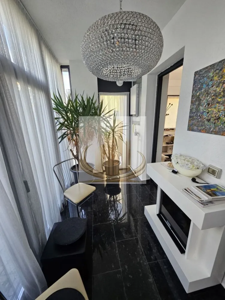 2 Camere Lux, Curte Privată 140 mp, Parter, Ideal Business, Dumbrăvita - Grand Mobilis Imobiliare vă propune spre vânzare o proprietate rară pe piață – un apartament cu 2 camere, situat la parter, în Dumbrăvița, într-o zonă cu trafic intens și vizibilitate excelentă, în imediata apropiere de Kaufland și McDonald’s.

Datorită poziționării și configurației, această proprietate se pretează excelent atât pentru locuință, cât mai ales pentru activități comerciale sau profesionale.

📐 Detalii proprietate:
Suprafață utilă: 54 mp
Terasă închisă: 9 mp
Curte privată generoasă – 140 mp, cu acces direct din stradă
Poziționare: parter – ideal pentru business
🏢 Finisaje & dotări:
Apartament complet renovat, cu atenție la detalii
Finisaje moderne și elegante – piatră naturală (granit)
Centrală termică Viessmann (nouă)
2 aparate de aer condiționat
Elemente decorative premium (candelabre din cristal)
Se vinde semimobilat
📍 Locație – punctul cheie:
Zonă cu trafic și expunere foarte bună
Lângă Kaufland, McDonald’s, magazine, restaurante și cafenele
Acces facil către principalele artere ale orașului
💼 De ce merită:

✔️ Perfect pentru business – cabinet medical, salon, birou, showroom etc.
✔️ Vizibilitate excelentă + acces direct din stradă
✔️ Curte mare – avantaj rar pentru acest tip de proprietate
✔️ Investiție sigură, cu potențial ridicat de valorificare

💰 Preț: 154 900 € (negociabil)
📞 Pentru detalii și vizionări, echipa Grand Mobilis Imobiliare vă stă la dispoziție!
ID Intern: CP3054081