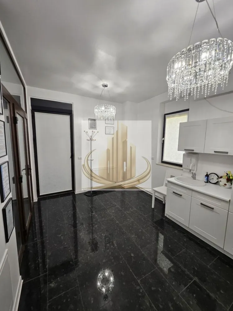 2 Camere Lux, Curte Privată 140 mp, Parter, Ideal Business, Dumbrăvita - Grand Mobilis Imobiliare vă propune spre vânzare o proprietate rară pe piață – un apartament cu 2 camere, situat la parter, în Dumbrăvița, într-o zonă cu trafic intens și vizibilitate excelentă, în imediata apropiere de Kaufland și McDonald’s.

Datorită poziționării și configurației, această proprietate se pretează excelent atât pentru locuință, cât mai ales pentru activități comerciale sau profesionale.

📐 Detalii proprietate:
Suprafață utilă: 54 mp
Terasă închisă: 9 mp
Curte privată generoasă – 140 mp, cu acces direct din stradă
Poziționare: parter – ideal pentru business
🏢 Finisaje & dotări:
Apartament complet renovat, cu atenție la detalii
Finisaje moderne și elegante – piatră naturală (granit)
Centrală termică Viessmann (nouă)
2 aparate de aer condiționat
Elemente decorative premium (candelabre din cristal)
Se vinde semimobilat
📍 Locație – punctul cheie:
Zonă cu trafic și expunere foarte bună
Lângă Kaufland, McDonald’s, magazine, restaurante și cafenele
Acces facil către principalele artere ale orașului
💼 De ce merită:

✔️ Perfect pentru business – cabinet medical, salon, birou, showroom etc.
✔️ Vizibilitate excelentă + acces direct din stradă
✔️ Curte mare – avantaj rar pentru acest tip de proprietate
✔️ Investiție sigură, cu potențial ridicat de valorificare

💰 Preț: 154 900 € (negociabil)
📞 Pentru detalii și vizionări, echipa Grand Mobilis Imobiliare vă stă la dispoziție!
ID Intern: CP3054081