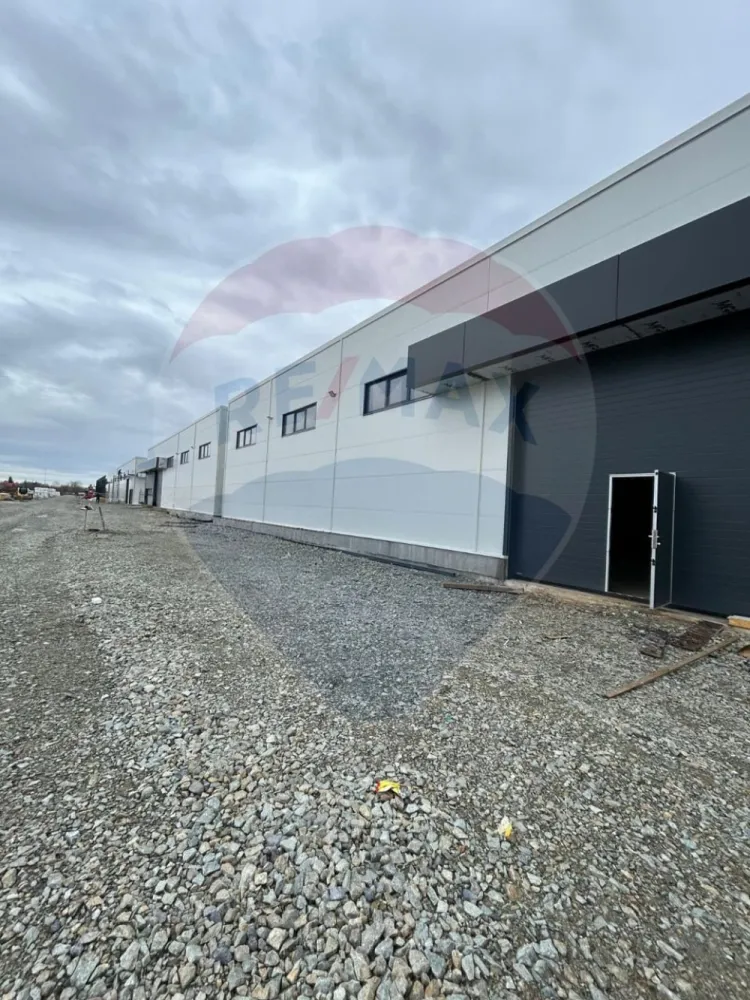 Hală 600 mp – ideală pentru logistică și distribuție - Spațiu industrial nou, optimizat pentru activități logistice, situat strategic în zona Aeroportului – poziție excelentă pentru companii de distribuție care au nevoie de acces rapid și eficiență operațională.Avantaje cheie:- 600 mp open-space, flux operațional eficient- Uși industriale mari- Curent trifazic – suport pentru echipamente logistice- Acces rapid către rute principale – reducere timpi de livrare- Construcție nouă – costuri reduse de mentenanță- Dispune de toate utilitățileIdeal pentru:- firme de curierat- distribuție regională / națională- e-commerce &amp; fulfilment- producție ușoară / asamblare- ateliere industriale- firme tehniceChirie: 3000 €/lună (5€/mp)
