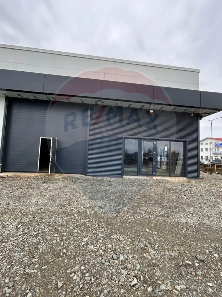 Hală 600 mp – ideală pentru logistică și distribuție - Spațiu industrial nou, optimizat pentru activități logistice, situat strategic în zona Aeroportului – poziție excelentă pentru companii de distribuție care au nevoie de acces rapid și eficiență operațională.Avantaje cheie:- 600 mp open-space, flux operațional eficient- Uși industriale mari- Curent trifazic – suport pentru echipamente logistice- Acces rapid către rute principale – reducere timpi de livrare- Construcție nouă – costuri reduse de mentenanță- Dispune de toate utilitățileIdeal pentru:- firme de curierat- distribuție regională / națională- e-commerce &amp; fulfilment- producție ușoară / asamblare- ateliere industriale- firme tehniceChirie: 3000 €/lună (5€/mp)