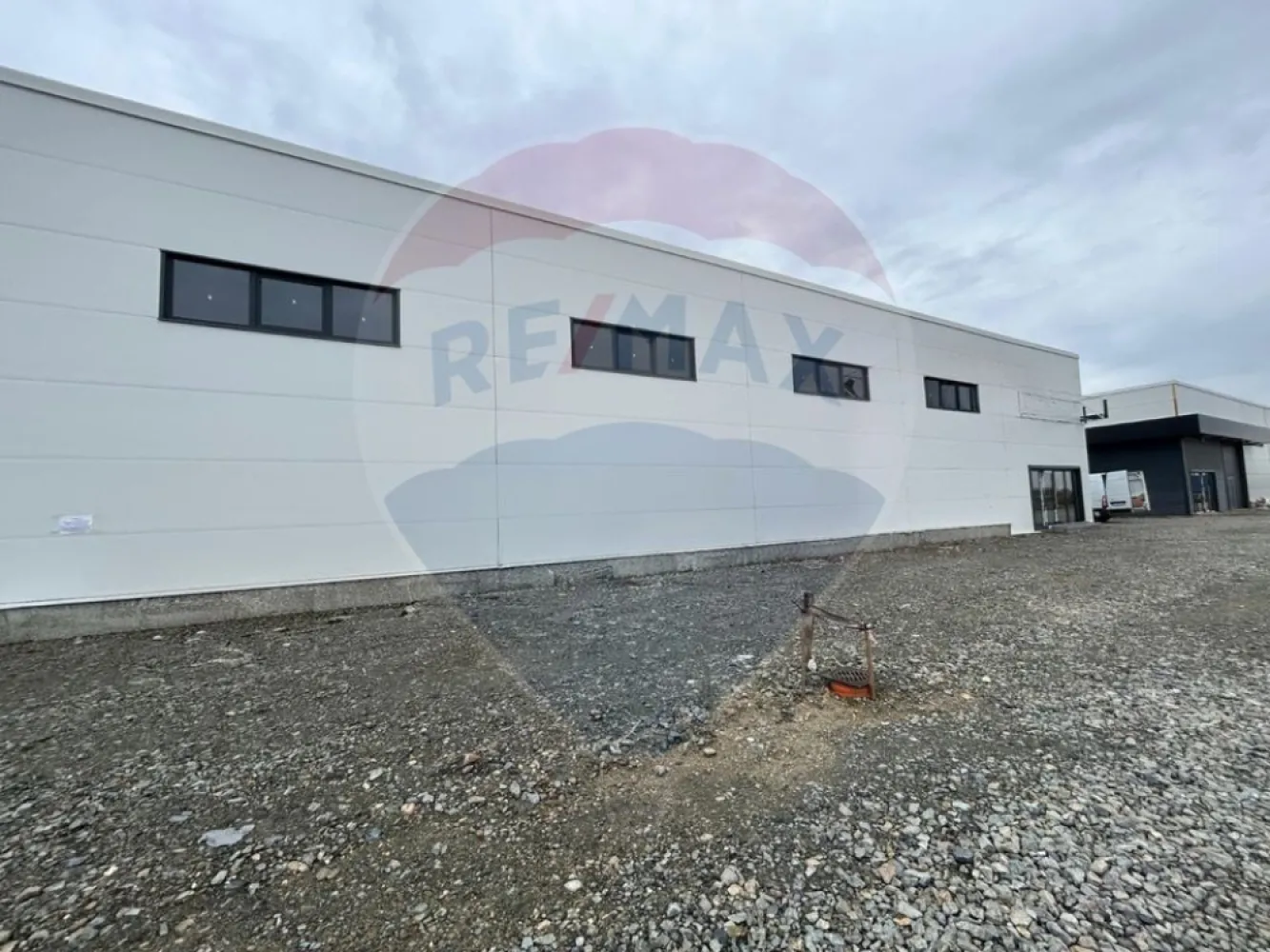 Hală 600 mp – ideală pentru logistică și distribuție - Spațiu industrial nou, optimizat pentru activități logistice, situat strategic în zona Aeroportului – poziție excelentă pentru companii de distribuție care au nevoie de acces rapid și eficiență operațională.Avantaje cheie:- 600 mp open-space, flux operațional eficient- Uși industriale mari- Curent trifazic – suport pentru echipamente logistice- Acces rapid către rute principale – reducere timpi de livrare- Construcție nouă – costuri reduse de mentenanță- Dispune de toate utilitățileIdeal pentru:- firme de curierat- distribuție regională / națională- e-commerce &amp; fulfilment- producție ușoară / asamblare- ateliere industriale- firme tehniceChirie: 3000 €/lună (5€/mp)