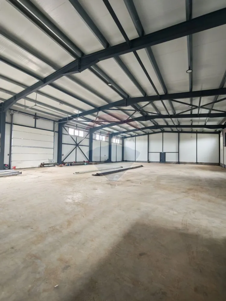 Hală 600 mp – ideală pentru logistică și distribuție - Spațiu industrial nou, optimizat pentru activități logistice, situat strategic în zona Aeroportului – poziție excelentă pentru companii de distribuție care au nevoie de acces rapid și eficiență operațională.Avantaje cheie:- 600 mp open-space, flux operațional eficient- Uși industriale mari- Curent trifazic – suport pentru echipamente logistice- Acces rapid către rute principale – reducere timpi de livrare- Construcție nouă – costuri reduse de mentenanță- Dispune de toate utilitățileIdeal pentru:- firme de curierat- distribuție regională / națională- e-commerce &amp; fulfilment- producție ușoară / asamblare- ateliere industriale- firme tehniceChirie: 3000 €/lună (5€/mp)