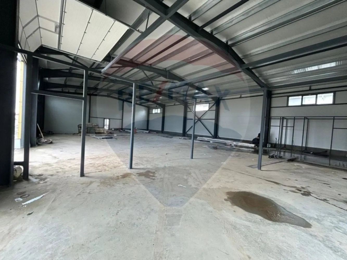 Hală 600 mp – ideală pentru logistică și distribuție - Spațiu industrial nou, optimizat pentru activități logistice, situat strategic în zona Aeroportului – poziție excelentă pentru companii de distribuție care au nevoie de acces rapid și eficiență operațională.Avantaje cheie:- 600 mp open-space, flux operațional eficient- Uși industriale mari- Curent trifazic – suport pentru echipamente logistice- Acces rapid către rute principale – reducere timpi de livrare- Construcție nouă – costuri reduse de mentenanță- Dispune de toate utilitățileIdeal pentru:- firme de curierat- distribuție regională / națională- e-commerce &amp; fulfilment- producție ușoară / asamblare- ateliere industriale- firme tehniceChirie: 3000 €/lună (5€/mp)