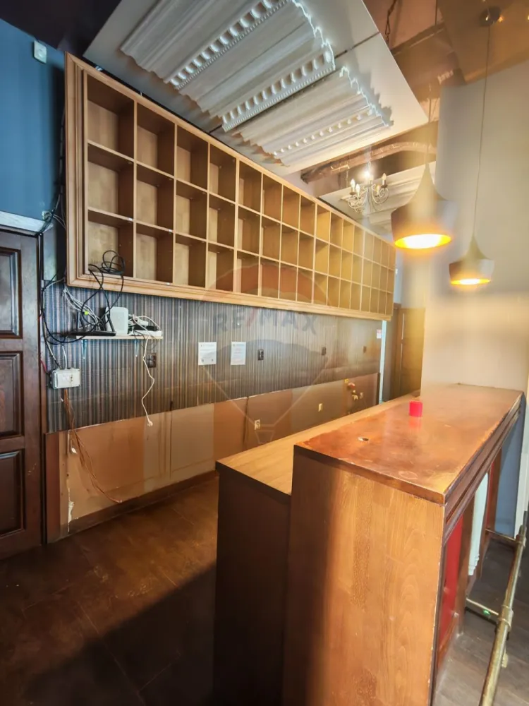 Restaurant/Bar/Cafenea 240mp de închiriat în zona Ultracentrala - În inima orașului Craiova, într-una dintre cele mai exclusiviste și circulate zone, Re/MAX Imperia vă propune spre închiriere un spațiu cu adevărat special, pretabil pentru restaurant fine dining, wine bar, lounge sau concept HoReCa premium.Cu o suprafață totală de aproximativ 240 mp, proprietatea este inteligent compartimentată pe două niveluri:- Parter (140 mp) – spațiu elegant, ideal pentru o sală de servire rafinată, cu atmosferă selectă- Etaj (100 mp) – perfect pentru amenajarea unei bucătării profesionale, birou administrativ sau zone de suportElemente care definesc exclusivitatea:- posibilitate de amenajare terasă exterioară, ideală pentru experiențe urbane memorabile- poziționare ultracentrală, cu vizibilitate excelentă și flux constant de clienți- 2 grupuri sanitare- centrală proprie- versatilitate ridicată în amenajare, adaptabilă oricărui concept premiumAcest spațiu oferă cadrul ideal pentru dezvoltarea unui brand de referință în peisajul HoReCa din Craiova, adresându-se unui public sofisticat și exigent.Pentru detalii suplimentare și programarea unei vizionări private, vă invităm să ne contactați.