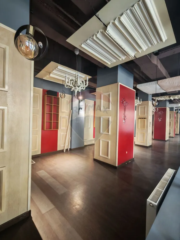 Restaurant/Bar/Cafenea 240mp de închiriat în zona Ultracentrala - În inima orașului Craiova, într-una dintre cele mai exclusiviste și circulate zone, Re/MAX Imperia vă propune spre închiriere un spațiu cu adevărat special, pretabil pentru restaurant fine dining, wine bar, lounge sau concept HoReCa premium.Cu o suprafață totală de aproximativ 240 mp, proprietatea este inteligent compartimentată pe două niveluri:- Parter (140 mp) – spațiu elegant, ideal pentru o sală de servire rafinată, cu atmosferă selectă- Etaj (100 mp) – perfect pentru amenajarea unei bucătării profesionale, birou administrativ sau zone de suportElemente care definesc exclusivitatea:- posibilitate de amenajare terasă exterioară, ideală pentru experiențe urbane memorabile- poziționare ultracentrală, cu vizibilitate excelentă și flux constant de clienți- 2 grupuri sanitare- centrală proprie- versatilitate ridicată în amenajare, adaptabilă oricărui concept premiumAcest spațiu oferă cadrul ideal pentru dezvoltarea unui brand de referință în peisajul HoReCa din Craiova, adresându-se unui public sofisticat și exigent.Pentru detalii suplimentare și programarea unei vizionări private, vă invităm să ne contactați.