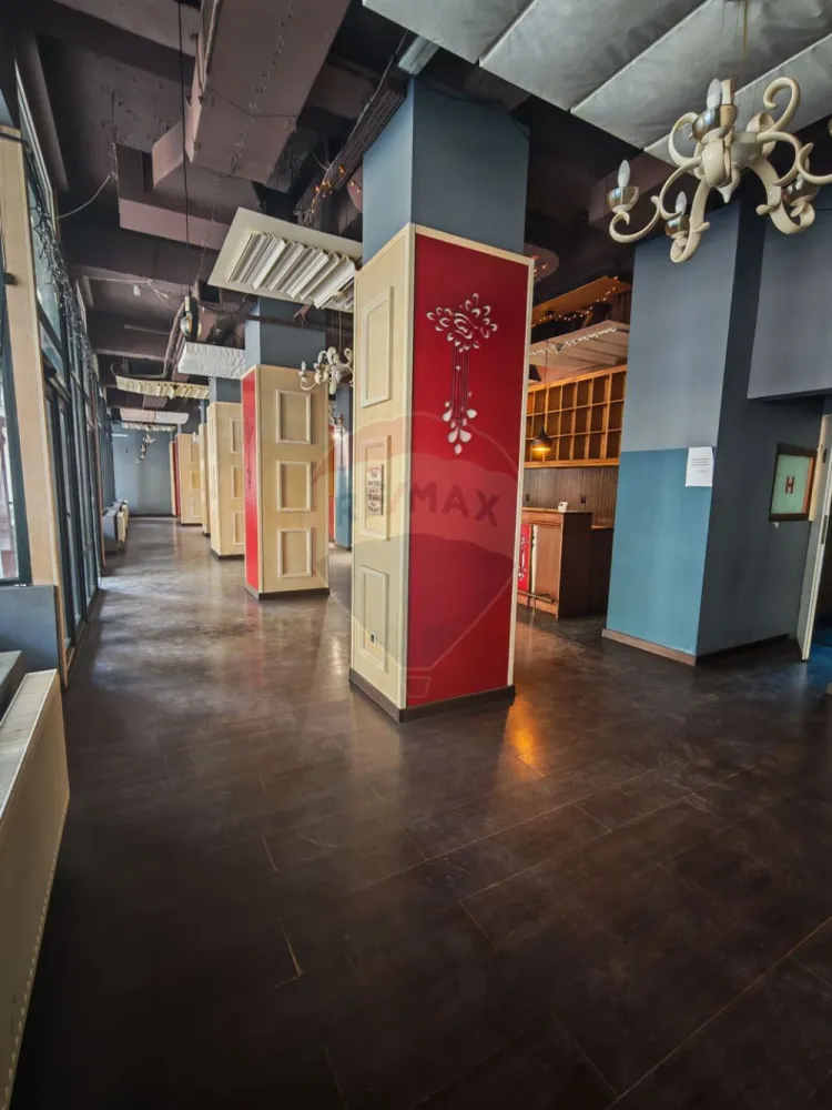 Restaurant/Bar/Cafenea 240mp de închiriat în zona Ultracentrala - În inima orașului Craiova, într-una dintre cele mai exclusiviste și circulate zone, Re/MAX Imperia vă propune spre închiriere un spațiu cu adevărat special, pretabil pentru restaurant fine dining, wine bar, lounge sau concept HoReCa premium.Cu o suprafață totală de aproximativ 240 mp, proprietatea este inteligent compartimentată pe două niveluri:- Parter (140 mp) – spațiu elegant, ideal pentru o sală de servire rafinată, cu atmosferă selectă- Etaj (100 mp) – perfect pentru amenajarea unei bucătării profesionale, birou administrativ sau zone de suportElemente care definesc exclusivitatea:- posibilitate de amenajare terasă exterioară, ideală pentru experiențe urbane memorabile- poziționare ultracentrală, cu vizibilitate excelentă și flux constant de clienți- 2 grupuri sanitare- centrală proprie- versatilitate ridicată în amenajare, adaptabilă oricărui concept premiumAcest spațiu oferă cadrul ideal pentru dezvoltarea unui brand de referință în peisajul HoReCa din Craiova, adresându-se unui public sofisticat și exigent.Pentru detalii suplimentare și programarea unei vizionări private, vă invităm să ne contactați.