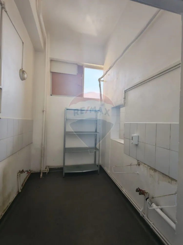 Restaurant/Bar/Cafenea 240mp de închiriat în zona Ultracentrala - În inima orașului Craiova, într-una dintre cele mai exclusiviste și circulate zone, Re/MAX Imperia vă propune spre închiriere un spațiu cu adevărat special, pretabil pentru restaurant fine dining, wine bar, lounge sau concept HoReCa premium.Cu o suprafață totală de aproximativ 240 mp, proprietatea este inteligent compartimentată pe două niveluri:- Parter (140 mp) – spațiu elegant, ideal pentru o sală de servire rafinată, cu atmosferă selectă- Etaj (100 mp) – perfect pentru amenajarea unei bucătării profesionale, birou administrativ sau zone de suportElemente care definesc exclusivitatea:- posibilitate de amenajare terasă exterioară, ideală pentru experiențe urbane memorabile- poziționare ultracentrală, cu vizibilitate excelentă și flux constant de clienți- 2 grupuri sanitare- centrală proprie- versatilitate ridicată în amenajare, adaptabilă oricărui concept premiumAcest spațiu oferă cadrul ideal pentru dezvoltarea unui brand de referință în peisajul HoReCa din Craiova, adresându-se unui public sofisticat și exigent.Pentru detalii suplimentare și programarea unei vizionări private, vă invităm să ne contactați.