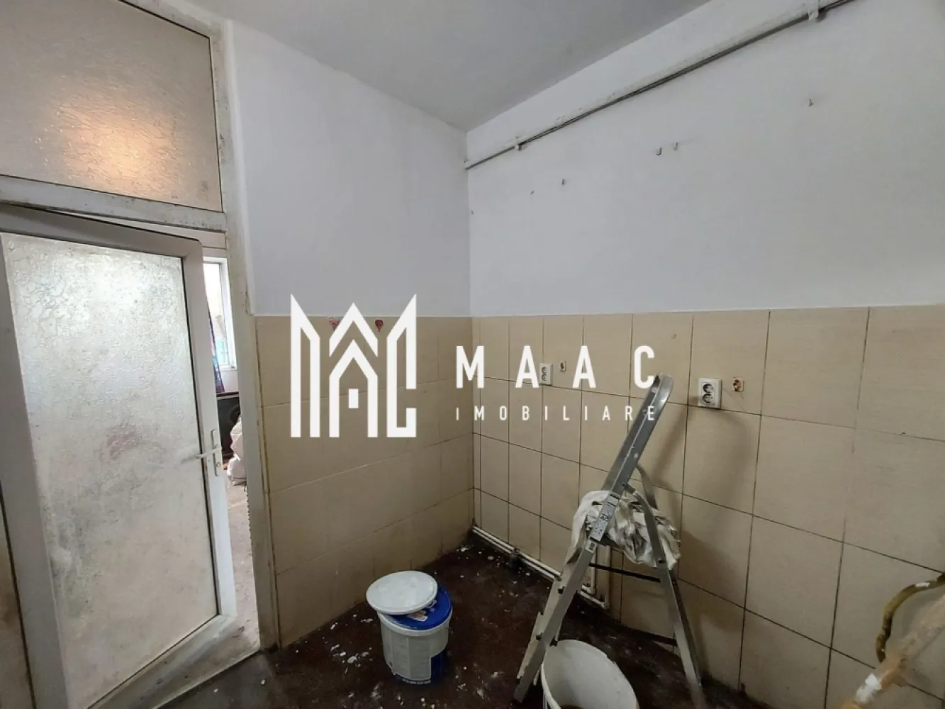 Garsoniera I Parter I Necesita Renovare I Terezian - Vă propunem spre vânzare o garsonieră practică și bine compartimentată, situată la parterul unui imobil din cartierul Terezian, una dintre cele mai accesibile zone ale Sibiului, apreciată pentru proximitatea față de centrul orașului și numeroasele facilități din apropiere.

Cu o suprafață utilă de 22 mp, locuința reprezintă o alegere excelentă atât pentru o persoană singură sau un cuplu, cât și pentru cei care caută o investiție cu randament bun din închiriere.

Compartimentare:
Cameră
Bucătărie separată
Baie cu duș
Caracteristici:
Suprafață utilă: 22 mp
Parter
Centrală termică proprie
Compartimentare practică
Disponibilă imediat
Avantaje:
Aproape de Piața Cibin și numeroase centre comerciale
Stații de transport public în imediata apropiere
La aproximativ 3 km de centrul istoric al Sibiului
În vecinătatea a două colegii și două școli generale
Costuri reduse de întreținere
Ideală pentru locuință proprie sau investiție
O investiție sigură

Datorită amplasării într-o zonă cu acces rapid către centrul orașului, instituții de învățământ și mijloace de transport, această garsonieră reprezintă o oportunitate excelentă pentru cei care doresc o locuință practică sau o proprietate cu potențial ridicat de închiriere.

Pentru informati si vizionari: CP3132263