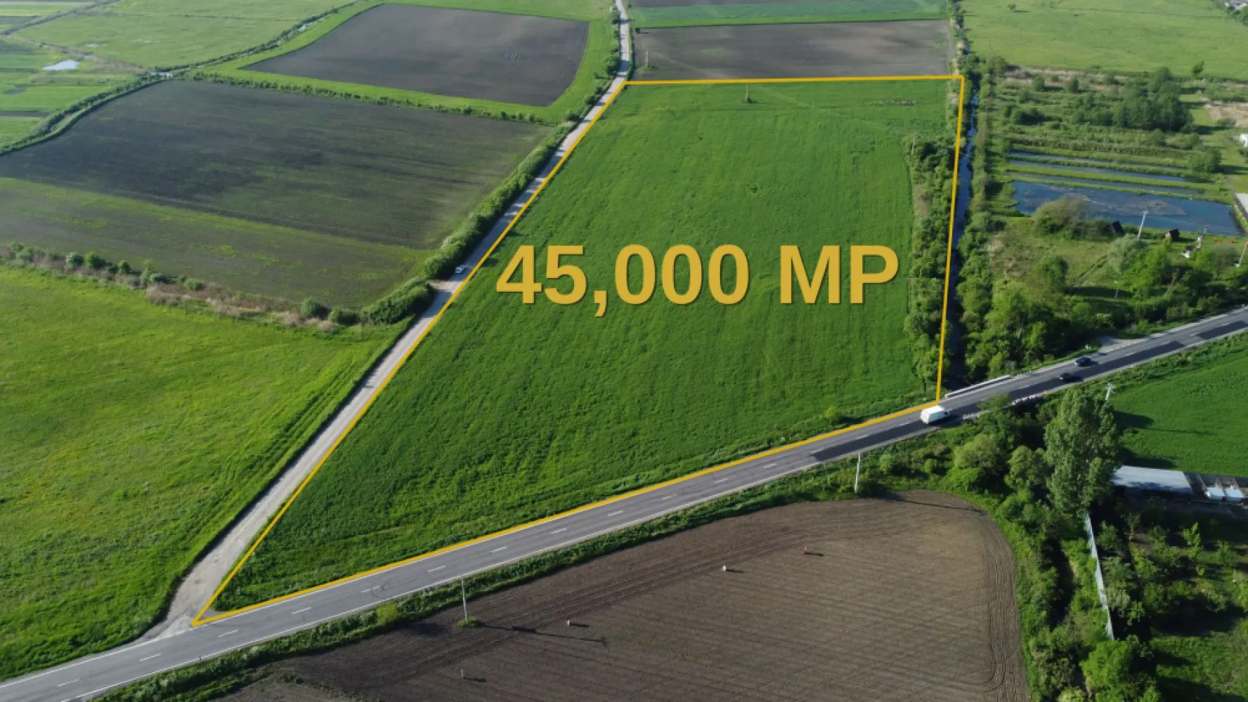 TEREN 45.000 MP | PUZ APROBAT | 156 M FRONT DN11 | 8 MINUTE DE BRASOV - Oportunitate rară de investiție în una dintre cele mai dinamice zone de dezvoltare din proximitatea municipiului Brașov.

Teren intravilan cu suprafața de 45.000 mp, situat în Prejmer – Lunca Câlnicului, cu acces direct la DN11 și poziționare strategică în coridorul industrial estic al Brașovului.

Puncte forte

- Suprafață teren: 45.000 mp

- Front la DN11: aprox. 156 m

- Acces rutier dublu

- La aproximativ 8 minute de Brașov

- Aproximativ 17 minute de Aeroportul Internațional Brașov-Ghimbav

- Zonă cu dezvoltare industrială și logistică accelerată

- Utilități disponibile în zonă

- Certificat de Urbanism emis

- Extras CF fără sarcini

Reglementări urbanistice

PUZ aprobat

Funcțiuni admise: servicii, birouri și industrie ușoară POT maxim: 35% CUT maxim: 0,6 Înălțime maximă: 12 m la coamă / 10 m la cornișă

Potențial de dezvoltare

Proprietatea este potrivită pentru:

Logistică și depozitare

Parc de afaceri Industrie ușoară

Showroom și servicii comerciale

Proiect investițional cu potențial de apreciere Poziționarea excelentă la DN11 asigură acces rapid către Brașov, coridorul E574, Aeroportul Internațional Brașov-Ghimbav și principalele rute comerciale din regiune.