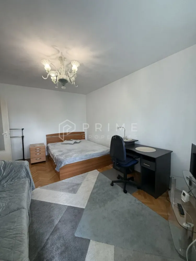 Apartament 3 camere de închiriat – Dâmbu, etaj 1, ideal pentru studenț - Oferim spre închiriere un apartament cu 3 camere, situat în cartierul Dâmbu, la etajul 1 al unui imobil liniștit. Locuința oferă o priveliște plăcută și aerisită, într-o zonă cu multă liniște.

Apartamentul dispune de un balcon generos, ideal pentru relaxare sau pentru a te bucura de momentele libere.

Este amplasat aproape de centrul orașului, cu acces facil la transport, magazine și universități.

Datorită compartimentării practice și poziționării convenabile, este ideal pentru studenți.
- 3 camere
- Etaj 1
- Balcon spațios
- Zonă liniștită
- Aproape de centru
- Ideal pentru studenți

La Prime Properties, fiecare tranzacție înseamnă mai mult decât o simplă achiziție – este un proces complet, în care colaborăm cu cei mai buni profesioniști: notari, avocați, evaluatori, specialiști în certificate energetice și consultanți de credite imobiliare.
Astfel, atunci când alegi o proprietate prin noi, primești la pachet siguranță, transparență și servicii impecabile pe tot parcursul drumului tău către casa ideală.

Ne dedicăm 100% fiecărui client, iar asta se reflectă în rezultate și în încrederea pe care o primim înapoi prin recomandările lor.
Această proprietate nu este exact ceea ce cauți?
Lasă-ne să îți găsim alternativa potrivită. Agentul tău Prime îți va oferi soluții avantajoase, adaptate stilului tău de viață.
Contactează-ne astăzi. Până acum nu am dezamăgit niciun client – și nu vom începe cu tine.
Comision: 50% din valoarea primei luni de chirie.