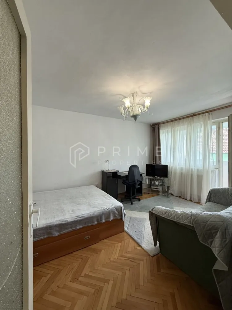 Apartament 3 camere de închiriat – Dâmbu, etaj 1, ideal pentru studenț - Oferim spre închiriere un apartament cu 3 camere, situat în cartierul Dâmbu, la etajul 1 al unui imobil liniștit. Locuința oferă o priveliște plăcută și aerisită, într-o zonă cu multă liniște.

Apartamentul dispune de un balcon generos, ideal pentru relaxare sau pentru a te bucura de momentele libere.

Este amplasat aproape de centrul orașului, cu acces facil la transport, magazine și universități.

Datorită compartimentării practice și poziționării convenabile, este ideal pentru studenți.
- 3 camere
- Etaj 1
- Balcon spațios
- Zonă liniștită
- Aproape de centru
- Ideal pentru studenți

La Prime Properties, fiecare tranzacție înseamnă mai mult decât o simplă achiziție – este un proces complet, în care colaborăm cu cei mai buni profesioniști: notari, avocați, evaluatori, specialiști în certificate energetice și consultanți de credite imobiliare.
Astfel, atunci când alegi o proprietate prin noi, primești la pachet siguranță, transparență și servicii impecabile pe tot parcursul drumului tău către casa ideală.

Ne dedicăm 100% fiecărui client, iar asta se reflectă în rezultate și în încrederea pe care o primim înapoi prin recomandările lor.
Această proprietate nu este exact ceea ce cauți?
Lasă-ne să îți găsim alternativa potrivită. Agentul tău Prime îți va oferi soluții avantajoase, adaptate stilului tău de viață.
Contactează-ne astăzi. Până acum nu am dezamăgit niciun client – și nu vom începe cu tine.
Comision: 50% din valoarea primei luni de chirie.