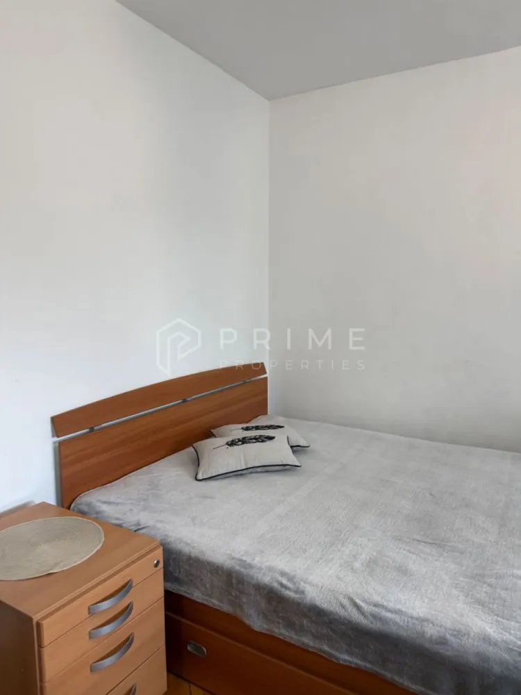 Apartament 3 camere de închiriat – Dâmbu, etaj 1, ideal pentru studenț - Oferim spre închiriere un apartament cu 3 camere, situat în cartierul Dâmbu, la etajul 1 al unui imobil liniștit. Locuința oferă o priveliște plăcută și aerisită, într-o zonă cu multă liniște.

Apartamentul dispune de un balcon generos, ideal pentru relaxare sau pentru a te bucura de momentele libere.

Este amplasat aproape de centrul orașului, cu acces facil la transport, magazine și universități.

Datorită compartimentării practice și poziționării convenabile, este ideal pentru studenți.
- 3 camere
- Etaj 1
- Balcon spațios
- Zonă liniștită
- Aproape de centru
- Ideal pentru studenți

La Prime Properties, fiecare tranzacție înseamnă mai mult decât o simplă achiziție – este un proces complet, în care colaborăm cu cei mai buni profesioniști: notari, avocați, evaluatori, specialiști în certificate energetice și consultanți de credite imobiliare.
Astfel, atunci când alegi o proprietate prin noi, primești la pachet siguranță, transparență și servicii impecabile pe tot parcursul drumului tău către casa ideală.

Ne dedicăm 100% fiecărui client, iar asta se reflectă în rezultate și în încrederea pe care o primim înapoi prin recomandările lor.
Această proprietate nu este exact ceea ce cauți?
Lasă-ne să îți găsim alternativa potrivită. Agentul tău Prime îți va oferi soluții avantajoase, adaptate stilului tău de viață.
Contactează-ne astăzi. Până acum nu am dezamăgit niciun client – și nu vom începe cu tine.
Comision: 50% din valoarea primei luni de chirie.