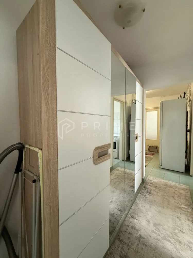 Apartament 3 camere de închiriat – Dâmbu, etaj 1, ideal pentru studenț - Oferim spre închiriere un apartament cu 3 camere, situat în cartierul Dâmbu, la etajul 1 al unui imobil liniștit. Locuința oferă o priveliște plăcută și aerisită, într-o zonă cu multă liniște.

Apartamentul dispune de un balcon generos, ideal pentru relaxare sau pentru a te bucura de momentele libere.

Este amplasat aproape de centrul orașului, cu acces facil la transport, magazine și universități.

Datorită compartimentării practice și poziționării convenabile, este ideal pentru studenți.
- 3 camere
- Etaj 1
- Balcon spațios
- Zonă liniștită
- Aproape de centru
- Ideal pentru studenți

La Prime Properties, fiecare tranzacție înseamnă mai mult decât o simplă achiziție – este un proces complet, în care colaborăm cu cei mai buni profesioniști: notari, avocați, evaluatori, specialiști în certificate energetice și consultanți de credite imobiliare.
Astfel, atunci când alegi o proprietate prin noi, primești la pachet siguranță, transparență și servicii impecabile pe tot parcursul drumului tău către casa ideală.

Ne dedicăm 100% fiecărui client, iar asta se reflectă în rezultate și în încrederea pe care o primim înapoi prin recomandările lor.
Această proprietate nu este exact ceea ce cauți?
Lasă-ne să îți găsim alternativa potrivită. Agentul tău Prime îți va oferi soluții avantajoase, adaptate stilului tău de viață.
Contactează-ne astăzi. Până acum nu am dezamăgit niciun client – și nu vom începe cu tine.
Comision: 50% din valoarea primei luni de chirie.