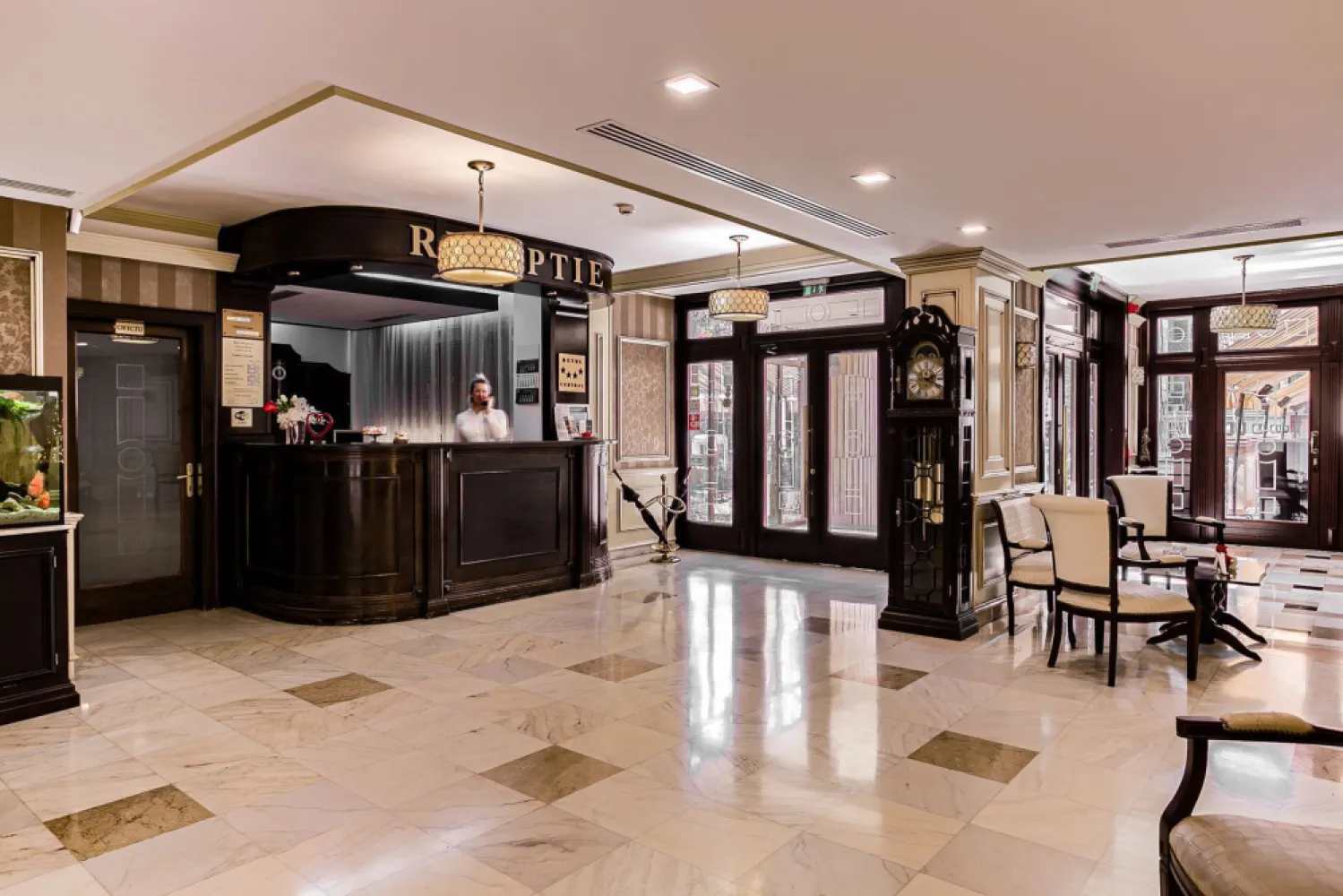 Oportunitate de investiție: Hotel Best Western de 4 stele Arad - Român - Vă prezentăm o oportunitate strategică de achiziție a unui activ hotelier premium, complet operațional (la cheie): Hotelul Best Western Central de 4 stele din Arad. Situat ultra-central în unul dintre cele mai importante noduri logistice și economice de pe granița de vest a României, hotelul beneficiază de recunoașterea și standardizarea unui brand global puternic.
Această tranzacție reprezintă o oportunitate rară de a achiziționa o afacere profitabilă cu un istoric solid și un activ imobiliar excepțional (peste 5.300 mp de teren în centrul orașului), cu potențial masiv de extindere sau diversificare.

Performanță și poziționare pe piață
* Afacere validată: Locul 3 în „Top Business România” (2023) pentru județul Arad, categoria Ospitalitate.
* Afiliere internațională: Franciza Best Western asigură un flux constant de oaspeți corporate și leisure prin rețeaua globală de rezervări.
* Locație strategică: Aradul este un nod de tranzit vital pe Coridorul Pan-European, atrăgând constant turism de afaceri, tranzit și evenimente MICE.

Detalii tehnice (Profilul activului)
* Suprafața terenului: 5.306 mp (dimensiune foarte rară pentru o zonă ultra-centrală, oferind opțiuni mari de dezvoltare).
* Suprafața construită desfășurată (GBA): 4.038 mp (Regim de înălțime: Subsol + Parter + 4 Etaje).

Structura facilităților (Surse multiple de venit)
* Cazare: 41 de camere premium și 2 apartamente de lux, dotate la standarde de 4 stele.
* F&B (Food & Beverage): Restaurant elegant, cramă privată, grădină de vară și terasă semi-acoperită.
* MICE & Corporate: Sală de conferințe echipată, saloane de întâlniri și spații de birouri.
* Wellness: Sală de fitness dedicată oaspeților.

Puncte forte ale investiției
* Cash-flow imediat: Proprietate complet operațională, generează venituri din prima zi.
* Barieră ridicată la intrare: Dificultatea de a dezvolta un proiect similar în centrul orașului oferă un avantaj competitiv de neegalat.
* Potențial de creștere a valorii: Terenul mare permite extinderea capacității sau dezvoltarea de noi facilități (ex. centru SPA modern, sală de conferințe extinsă).

Invităm fondurile de investiții, operatorii hotelieri și grupurile de private equity să exploreze detaliile acestei tranzacții.

Contact pentru Acordul de Confidențialitate (NDA) & Due Diligence:
Florin Moș – Consultant de Investiții / Reprezentant
Telefon: +40721356746
(Rapoartele financiare, planurile cadastrale și ratele istorice de ocupare pot fi furnizate în urma manifestării unui interes calificat).