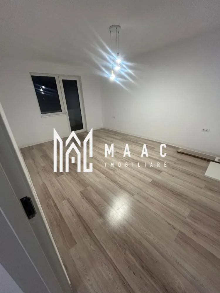 Apartament 2 Camere | Decomandat | Loc De Parcare - MAAC Imobiliare vă propune spre închiriere un apartament modern cu 2 camere decomandate, situat pe Calea Șurii Mici, într-o zonă liniștită și în plină dezvoltare. Locuința face parte dintr-o construcție nouă și se remarcă prin compartimentarea eficientă: din hol se accesează toate încăperile — livingul luminos, dormitorul confortabil, bucătăria mobilată și complet utilată, precum și baia dotată cu cabină de duș. Apartamentul oferă un nivel ridicat de confort și este ideal pentru persoane care caută o locuință curată, practică și bine amplasată. Nu se acceptă animale de companie. La semnarea contractului se solicită plata unei garanții, cuantumul unei luni de chirie. Pentru mai multe detalii și programarea unei vizionări, vă invităm să ne contactați, menționând ID-ul ofertei: CP2793414.