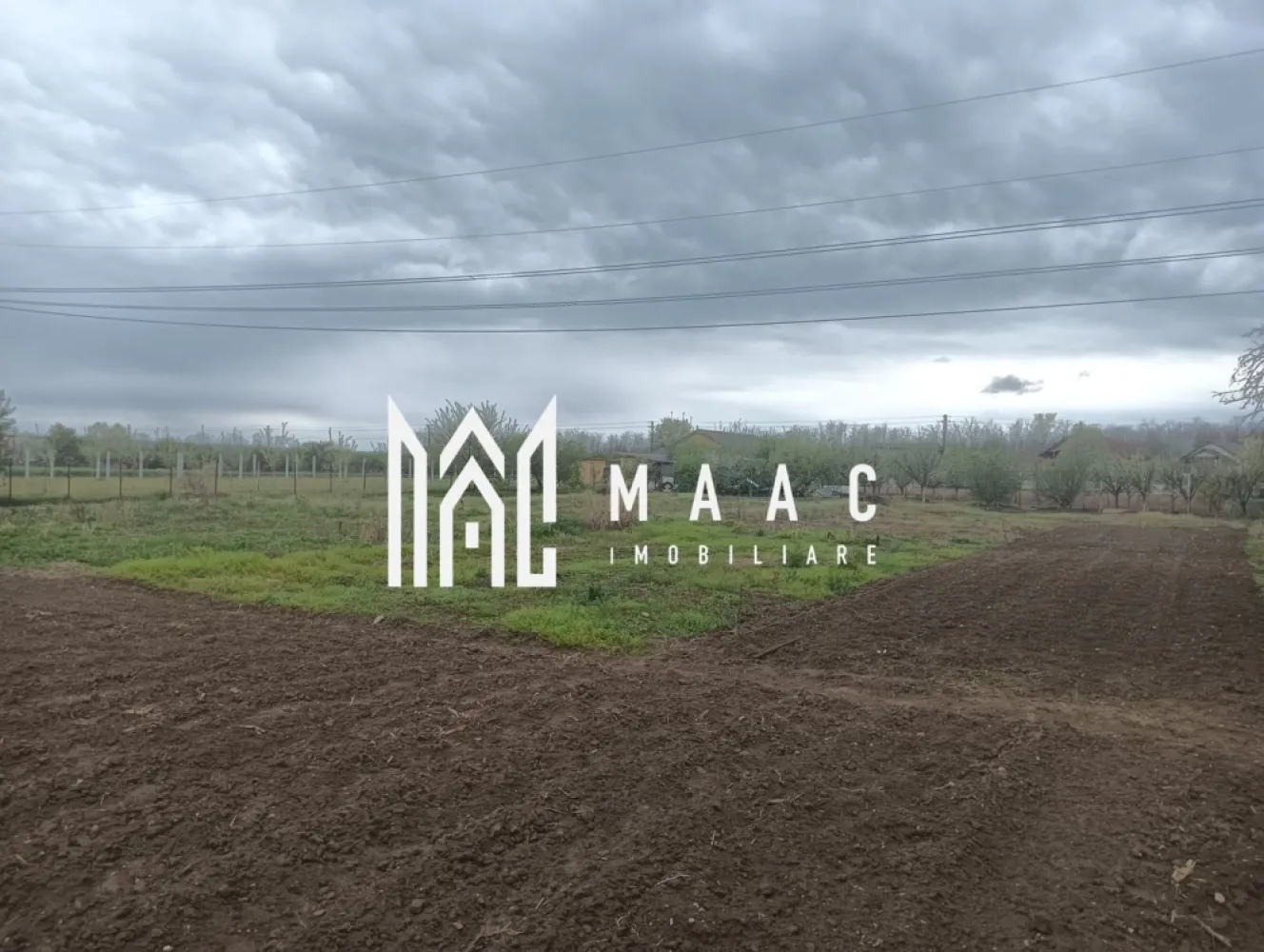 Teren de vanzare | 2.400 mp | Babeni - MAAC Imobiliare vă propune spre vânzare un teren intravilan cu suprafața de 2.400 mp, situat pe strada Brâii, în orașul Băbeni, județul Vâlcea, amplasat într-o zonă centrală, liniștită, cu acces facil din drumul principal, ceea ce îl face potrivit atât pentru construcția unei locuințe individuale, cât și pentru dezvoltarea unui proiect rezidențial de mici dimensiuni. Proprietatea se remarcă prin deschiderea generoasă la stradă și poziționarea avantajoasă în cadrul localității.

Terenul beneficiază de o configurație practică și de acces direct, oferind multiple posibilități de utilizare, în funcție de nevoile viitorului proprietar.

Caracteristici principale:
-suprafață totală de 2.400 mp
-deschidere de 60 m la stradă
-teren intravilan, pretabil pentru construcții

Utilități disponibile:
-apă trasă pe teren
-curent electric la stradă

Poziționarea în orașul Băbeni, pe strada Brâii, asigură acces rapid către punctele de interes locale, într-un cadru echilibrat între zonă centrală și liniște, ceea ce crește atractivitatea investițională a terenului.

Prețul este ușor negociabil, oferind flexibilitate pentru potențialii cumpărători interesați de o achiziție avantajoasă într-o zonă cu potențial de dezvoltare.

Pentru mai multe detalii și programarea unei vizionări, vă rugăm să contactați MAAC Imobiliare și să menționați la telefon numărul CP3053176.