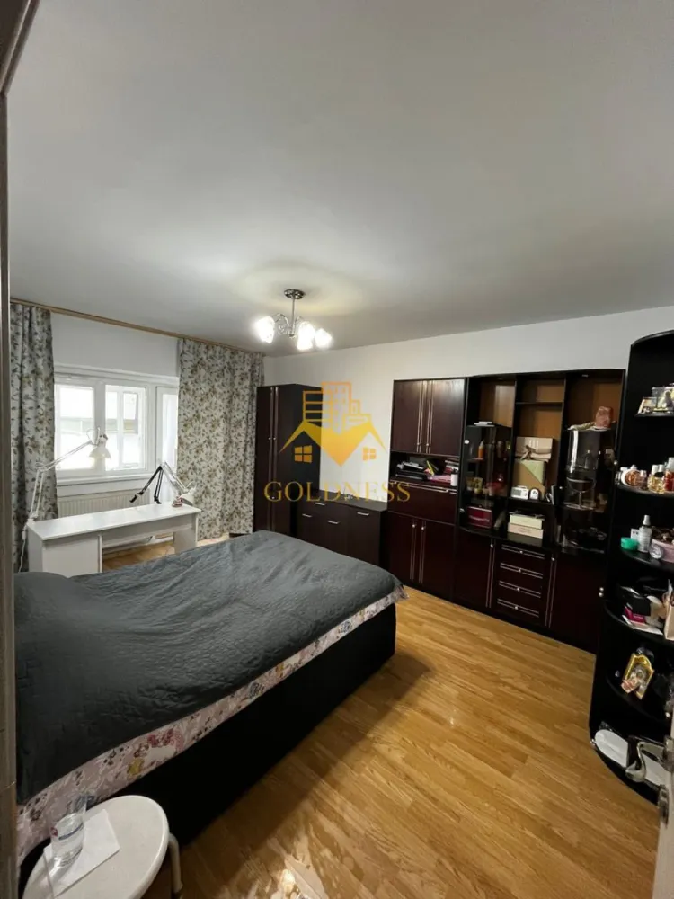 2 camere decomandate, Parcare, Aurel Vlaicu, Profi, 18 GYM - GOLDNESS Imobiliare vă propune spre închiriere un apartament cu 2 camere decomandate complet mobilat și utilat, la etajul 1 într-un imobil de 8 etaje, în Cartierul Marasti, in aproprie de Iulius Mall, FSEGA si UAD.
Dispune de loc de parcare!
Se află în apropierea stațiilor de transport în comun, magazine, restaurante, spații verzi, farmacii, etc. 

Apartamentul este compartimentat astfel:
 - dormitor cu pat matrimonial, dressing, noptiere
- dormitor cu pat matrimonial, dressing, noptiere
 - bucatarie open space complet utilată și mobilată, loc de servit masa 
 - baie cu cabina de dus, calorifer port prosop și dulap pentru depozitare.
 - terasa de 10 mp.

Imobilul este dotat cu toate cele necesare- centrală proprie, frigider, aragaz, hotă, mașină de spălat haine, etc. 

Dacă sunteți interesați de acest apartament și doriți să îl vizionați, dar și pentru alte oferte nu ezitați să ne contactați telefonic sau prin e-mail. Vă stăm la dispoziție!

Pentru intermediere se percepe un comision de 50% din prețul chiriei!