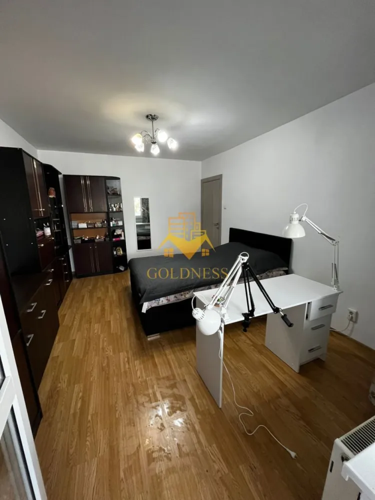 2 camere decomandate, Parcare, Aurel Vlaicu, Profi, 18 GYM - GOLDNESS Imobiliare vă propune spre închiriere un apartament cu 2 camere decomandate complet mobilat și utilat, la etajul 1 într-un imobil de 8 etaje, în Cartierul Marasti, in aproprie de Iulius Mall, FSEGA si UAD.
Dispune de loc de parcare!
Se află în apropierea stațiilor de transport în comun, magazine, restaurante, spații verzi, farmacii, etc. 

Apartamentul este compartimentat astfel:
 - dormitor cu pat matrimonial, dressing, noptiere
- dormitor cu pat matrimonial, dressing, noptiere
 - bucatarie open space complet utilată și mobilată, loc de servit masa 
 - baie cu cabina de dus, calorifer port prosop și dulap pentru depozitare.
 - terasa de 10 mp.

Imobilul este dotat cu toate cele necesare- centrală proprie, frigider, aragaz, hotă, mașină de spălat haine, etc. 

Dacă sunteți interesați de acest apartament și doriți să îl vizionați, dar și pentru alte oferte nu ezitați să ne contactați telefonic sau prin e-mail. Vă stăm la dispoziție!

Pentru intermediere se percepe un comision de 50% din prețul chiriei!