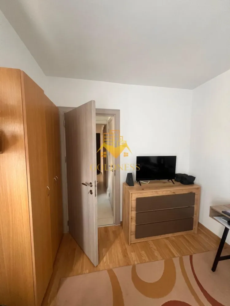 2 camere decomandate, Parcare, Aurel Vlaicu, Profi, 18 GYM - GOLDNESS Imobiliare vă propune spre închiriere un apartament cu 2 camere decomandate complet mobilat și utilat, la etajul 1 într-un imobil de 8 etaje, în Cartierul Marasti, in aproprie de Iulius Mall, FSEGA si UAD.
Dispune de loc de parcare!
Se află în apropierea stațiilor de transport în comun, magazine, restaurante, spații verzi, farmacii, etc. 

Apartamentul este compartimentat astfel:
 - dormitor cu pat matrimonial, dressing, noptiere
- dormitor cu pat matrimonial, dressing, noptiere
 - bucatarie open space complet utilată și mobilată, loc de servit masa 
 - baie cu cabina de dus, calorifer port prosop și dulap pentru depozitare.
 - terasa de 10 mp.

Imobilul este dotat cu toate cele necesare- centrală proprie, frigider, aragaz, hotă, mașină de spălat haine, etc. 

Dacă sunteți interesați de acest apartament și doriți să îl vizionați, dar și pentru alte oferte nu ezitați să ne contactați telefonic sau prin e-mail. Vă stăm la dispoziție!

Pentru intermediere se percepe un comision de 50% din prețul chiriei!