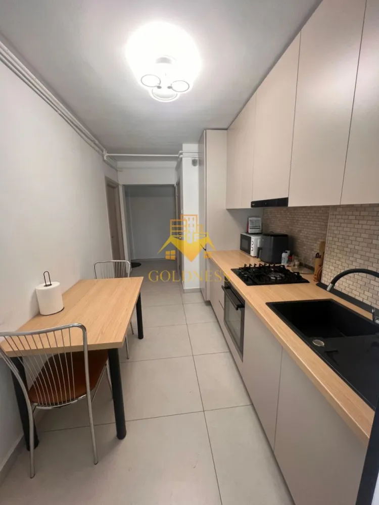 2 camere decomandate, Parcare, Aurel Vlaicu, Profi, 18 GYM - GOLDNESS Imobiliare vă propune spre închiriere un apartament cu 2 camere decomandate complet mobilat și utilat, la etajul 1 într-un imobil de 8 etaje, în Cartierul Marasti, in aproprie de Iulius Mall, FSEGA si UAD.
Dispune de loc de parcare!
Se află în apropierea stațiilor de transport în comun, magazine, restaurante, spații verzi, farmacii, etc. 

Apartamentul este compartimentat astfel:
 - dormitor cu pat matrimonial, dressing, noptiere
- dormitor cu pat matrimonial, dressing, noptiere
 - bucatarie open space complet utilată și mobilată, loc de servit masa 
 - baie cu cabina de dus, calorifer port prosop și dulap pentru depozitare.
 - terasa de 10 mp.

Imobilul este dotat cu toate cele necesare- centrală proprie, frigider, aragaz, hotă, mașină de spălat haine, etc. 

Dacă sunteți interesați de acest apartament și doriți să îl vizionați, dar și pentru alte oferte nu ezitați să ne contactați telefonic sau prin e-mail. Vă stăm la dispoziție!

Pentru intermediere se percepe un comision de 50% din prețul chiriei!