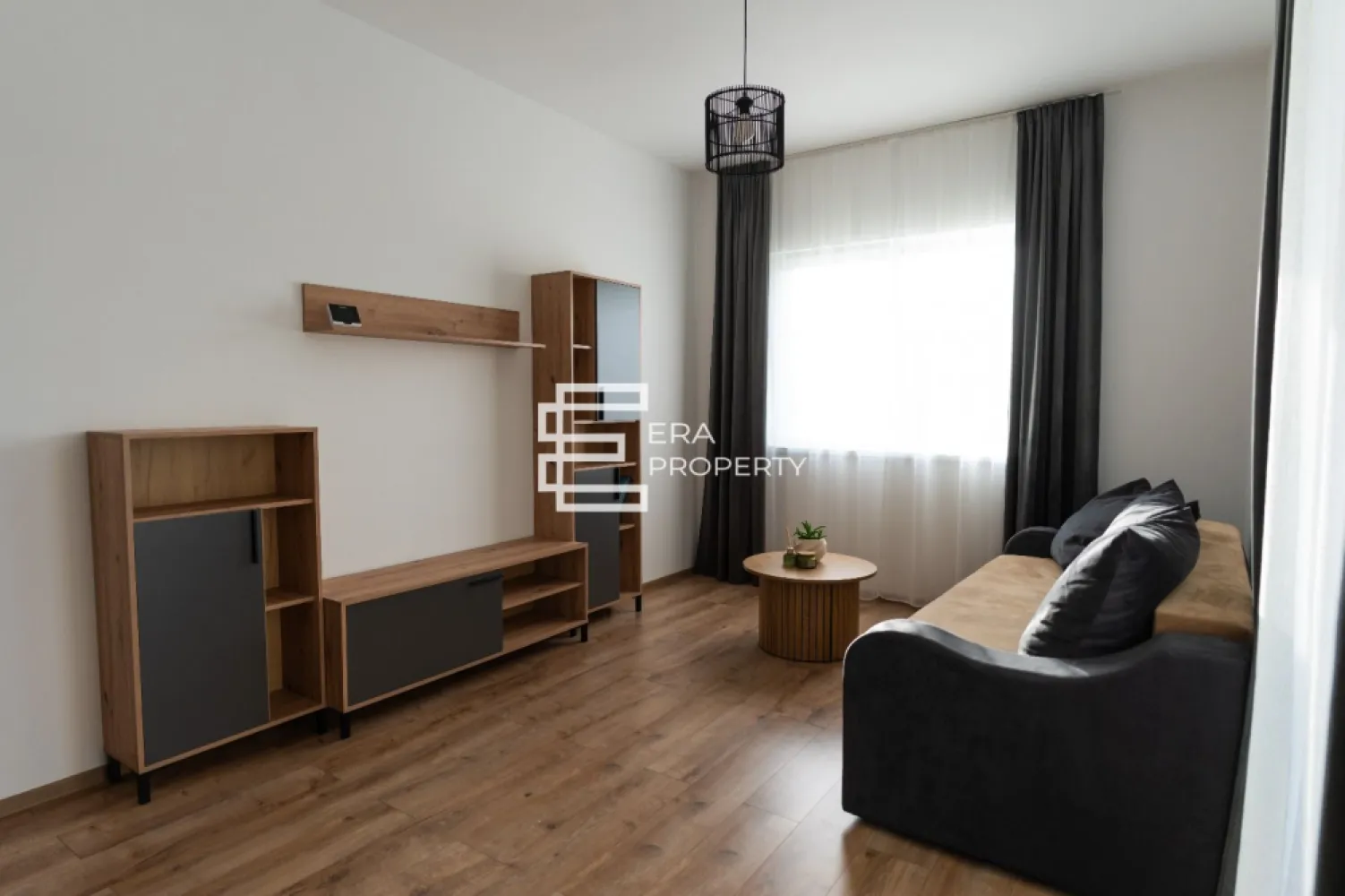 Apartament 2 camere decomandat | 56 mp | Parter înalt | Șelimbăr | Comision 0 - Apartament 2 camere decomandat | 56 mp | Parter înalt | Șelimbăr | Comision 0

Apartament cu 2 camere, complet decomandat, situat la parterul înalt al unui imobil cu regim de înălțime P+3E din ansamblul rezidențial Casian Residence, Șelimbăr, o alegere excelentă atât pentru locuit, cât și pentru investiție.

Suprafață utilă: 56 mp
Balcon: 6 mp
Compartimentare complet decomandată: hol,acces, bucatarie inchisa, living, dormitor , baie .

Apartament luminos, bine compartimentat și pregătit pentru mutare
Beneficii:
Loc de parcare inclus în preț
Boxă de depozitare de 16 mp
Ansamblu rezidențial modern, într-o zonă liniștită și în continuă dezvoltare
Acces rapid către Sibiu, centre comerciale, școli, grădinițe și alte puncte de interes

Preț: 123.000 € – negociabil

Pentru mai multe informații sau pentru programarea unei vizionări, mă puteți contacta cu încredere.