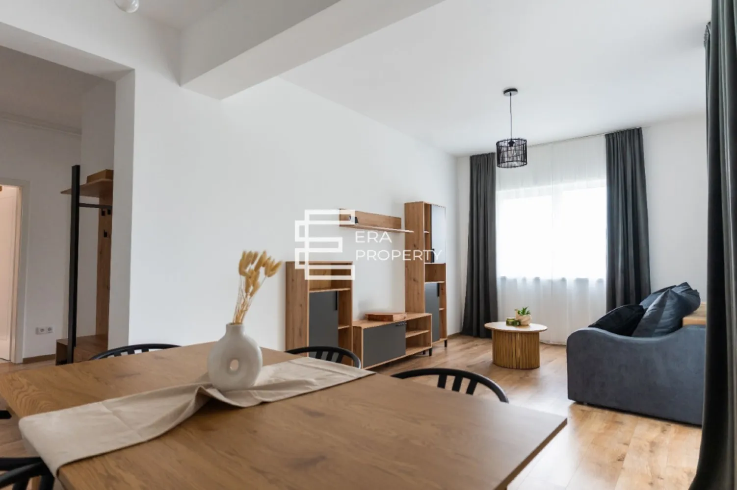 Apartament 2 camere decomandat | 56 mp | Parter înalt | Șelimbăr | Comision 0 - Apartament 2 camere decomandat | 56 mp | Parter înalt | Șelimbăr | Comision 0

Apartament cu 2 camere, complet decomandat, situat la parterul înalt al unui imobil cu regim de înălțime P+3E din ansamblul rezidențial Casian Residence, Șelimbăr, o alegere excelentă atât pentru locuit, cât și pentru investiție.

Suprafață utilă: 56 mp
Balcon: 6 mp
Compartimentare complet decomandată: hol,acces, bucatarie inchisa, living, dormitor , baie .

Apartament luminos, bine compartimentat și pregătit pentru mutare
Beneficii:
Loc de parcare inclus în preț
Boxă de depozitare de 16 mp
Ansamblu rezidențial modern, într-o zonă liniștită și în continuă dezvoltare
Acces rapid către Sibiu, centre comerciale, școli, grădinițe și alte puncte de interes

Preț: 123.000 € – negociabil

Pentru mai multe informații sau pentru programarea unei vizionări, mă puteți contacta cu încredere.