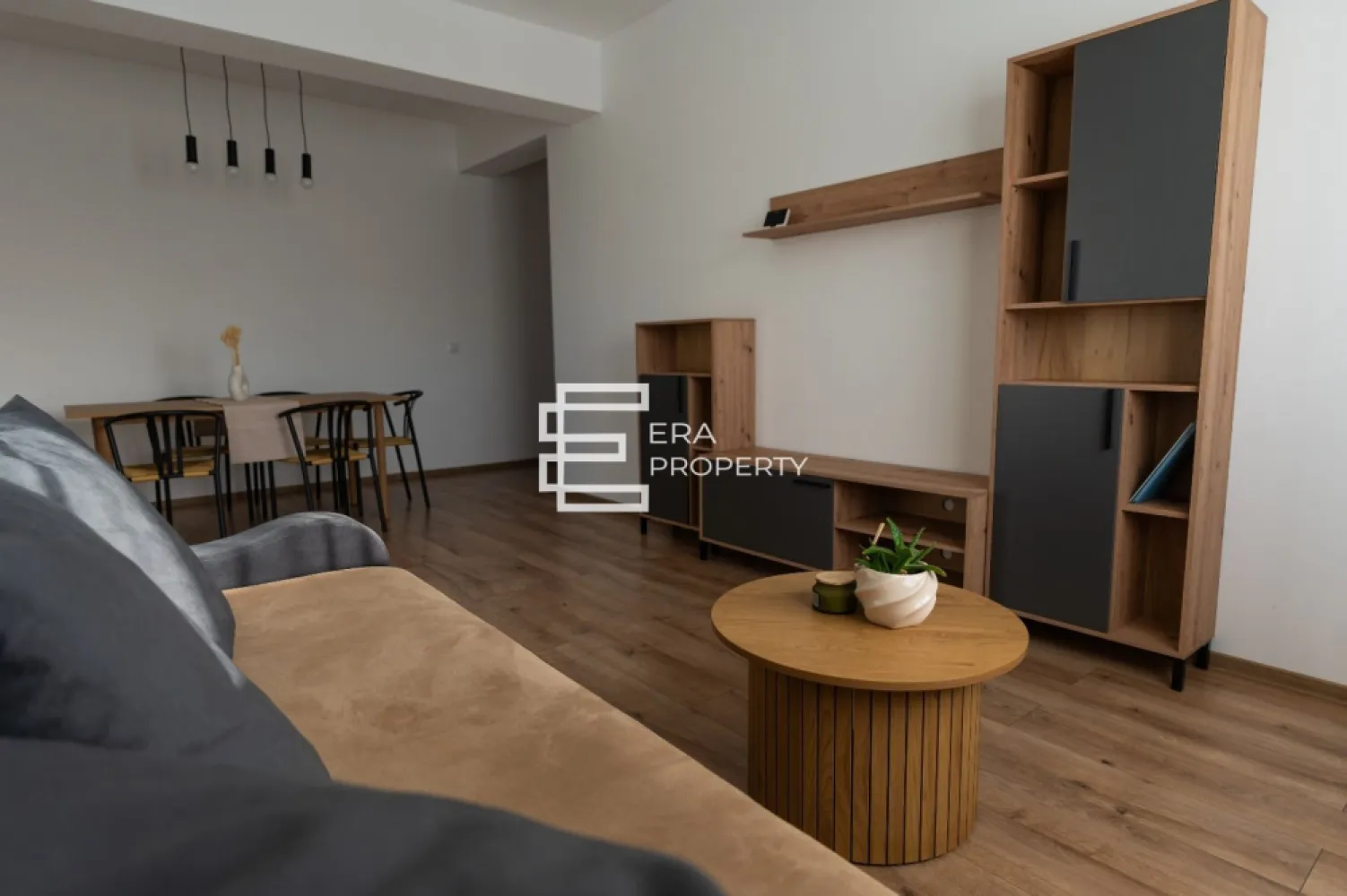 Apartament 2 camere decomandat | 56 mp | Parter înalt | Șelimbăr | Comision 0 - Apartament 2 camere decomandat | 56 mp | Parter înalt | Șelimbăr | Comision 0

Apartament cu 2 camere, complet decomandat, situat la parterul înalt al unui imobil cu regim de înălțime P+3E din ansamblul rezidențial Casian Residence, Șelimbăr, o alegere excelentă atât pentru locuit, cât și pentru investiție.

Suprafață utilă: 56 mp
Balcon: 6 mp
Compartimentare complet decomandată: hol,acces, bucatarie inchisa, living, dormitor , baie .

Apartament luminos, bine compartimentat și pregătit pentru mutare
Beneficii:
Loc de parcare inclus în preț
Boxă de depozitare de 16 mp
Ansamblu rezidențial modern, într-o zonă liniștită și în continuă dezvoltare
Acces rapid către Sibiu, centre comerciale, școli, grădinițe și alte puncte de interes

Preț: 123.000 € – negociabil

Pentru mai multe informații sau pentru programarea unei vizionări, mă puteți contacta cu încredere.
