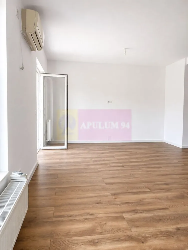 Duplex 4 camere , curte 250 mp, Mogoșoaia - Duplex de 122 mp într-o vilă din Mogoșoaia, Prelungirea Colentina, cu teren de 301 mp și curte de 250 mp — greu de găsit la casele din acest segment de preț. Construită în 2015, renovată în 2025: instalații, usi, mobilier bai și finisaje noi; fără investiții majore dupa mutare.
Parterul are living spațios cu acces în curte și bucătărie separată. La etaj: 3 dormitoare, 2 băi și balcon la două dintre camere. 
Zonă liniștită, aproape de lac și de Palatul Mogoșoaia, cu acces direct spre București, fără ocoliri prin sat. Stația de autobuz e la 1 minut de mers pe jos. 
Preț: 231.900 €. Comision 0% pentru cumpărător.
Pentru vizionare, sunați sau scrieți pe WhatsApp: 0733.683.453.