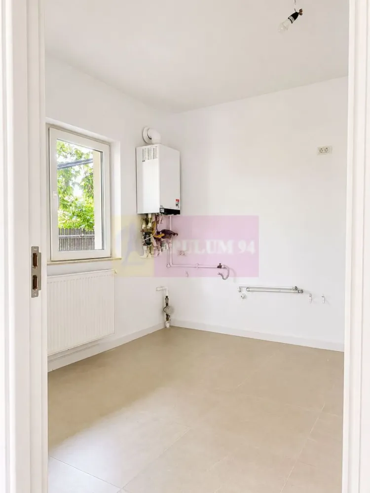 Duplex 4 camere , curte 250 mp, Mogoșoaia - Duplex de 122 mp într-o vilă din Mogoșoaia, Prelungirea Colentina, cu teren de 301 mp și curte de 250 mp — greu de găsit la casele din acest segment de preț. Construită în 2015, renovată în 2025: instalații, usi, mobilier bai și finisaje noi; fără investiții majore dupa mutare.
Parterul are living spațios cu acces în curte și bucătărie separată. La etaj: 3 dormitoare, 2 băi și balcon la două dintre camere. 
Zonă liniștită, aproape de lac și de Palatul Mogoșoaia, cu acces direct spre București, fără ocoliri prin sat. Stația de autobuz e la 1 minut de mers pe jos. 
Preț: 231.900 €. Comision 0% pentru cumpărător.
Pentru vizionare, sunați sau scrieți pe WhatsApp: 0733.683.453.