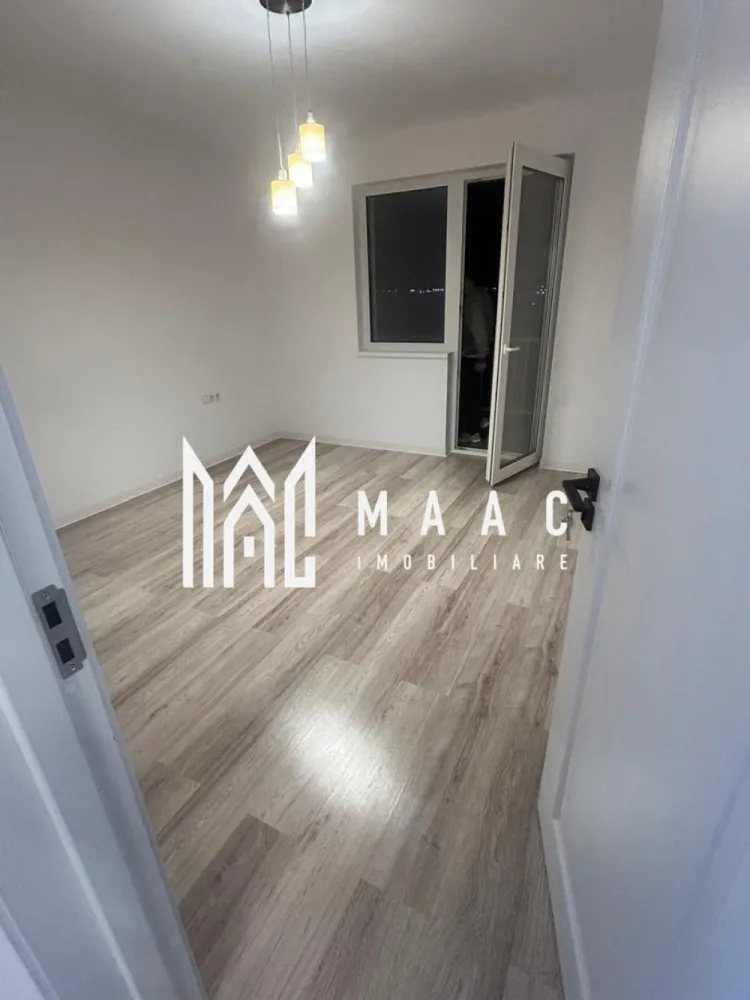 Apartament 2 Camere | Decomandat | Loc De Parcare - MAAC Imobiliare vă propune spre închiriere un apartament modern cu 2 camere decomandate, situat pe Calea Șurii Mici, într-o zonă liniștită și în plină dezvoltare. Locuința face parte dintr-o construcție nouă și se remarcă prin compartimentarea eficientă: din hol se accesează toate încăperile — livingul luminos, dormitorul confortabil, bucătăria mobilată și complet utilată, precum și baia dotată cu cabină de duș. Apartamentul oferă un nivel ridicat de confort și este ideal pentru persoane care caută o locuință curată, practică și bine amplasată. Nu se acceptă animale de companie. La semnarea contractului se solicită plata unei garanții, cuantumul unei luni de chirie. Pentru mai multe detalii și programarea unei vizionări, vă invităm să ne contactați, menționând ID-ul ofertei: CP2793414.