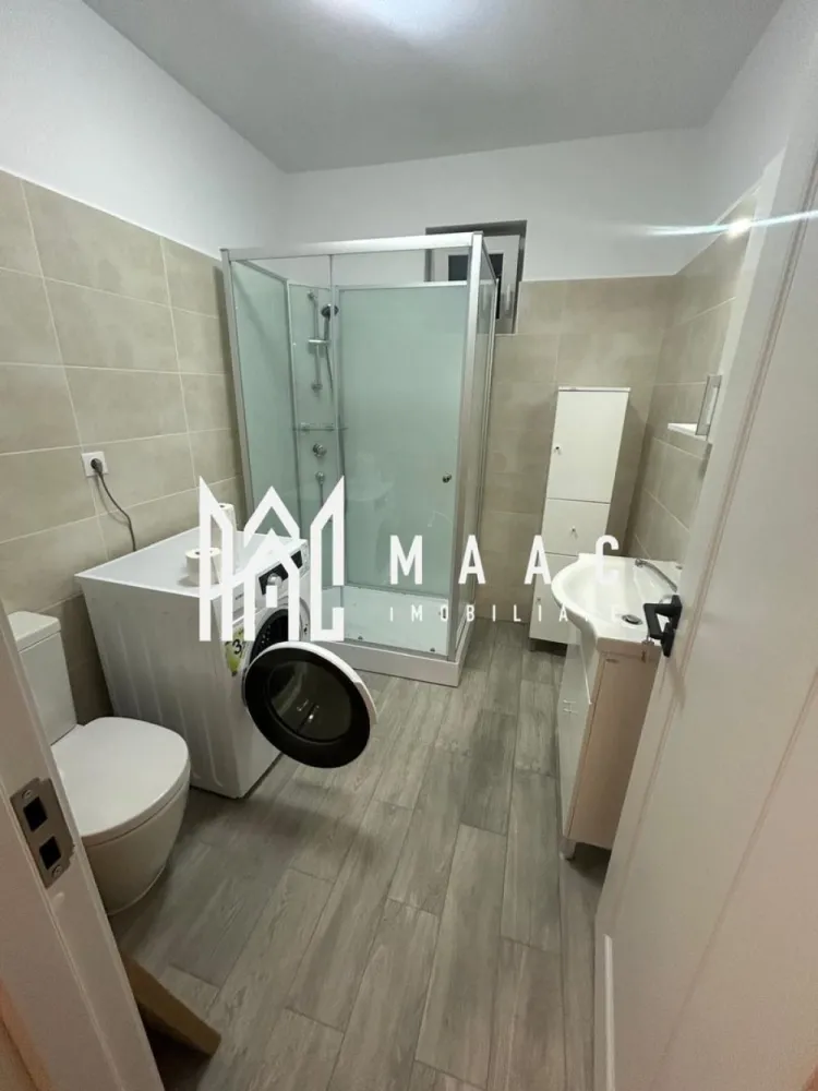 Apartament 2 Camere | Decomandat | Loc De Parcare - MAAC Imobiliare vă propune spre închiriere un apartament modern cu 2 camere decomandate, situat pe Calea Șurii Mici, într-o zonă liniștită și în plină dezvoltare. Locuința face parte dintr-o construcție nouă și se remarcă prin compartimentarea eficientă: din hol se accesează toate încăperile — livingul luminos, dormitorul confortabil, bucătăria mobilată și complet utilată, precum și baia dotată cu cabină de duș. Apartamentul oferă un nivel ridicat de confort și este ideal pentru persoane care caută o locuință curată, practică și bine amplasată. Nu se acceptă animale de companie. La semnarea contractului se solicită plata unei garanții, cuantumul unei luni de chirie. Pentru mai multe detalii și programarea unei vizionări, vă invităm să ne contactați, menționând ID-ul ofertei: CP2793414.
