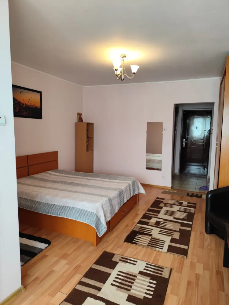 Proprietar – Garsonieră Dristor 2 Bucuresti, sector 3, chiar la metrou – 350€ negociabil - Ofer spre închiriere garsonieră situată în zona Dristor 2, chiar lângă stația de metrou (1 minut de mers pe jos). Poziție excelentă, ideală pentru acces rapid în orice zonă a orașului.Garsoniera este situată la etajul 9 are o suprafață de aproximativ 36 mp și este complet mobilată și utilată:– canapea extensibilă / pat– dulap încăpător– frigider, aragaz, mașină de spălat– TV / internet– aer condiționatAvantaje:– locație premium, fix lângă metrou Dristor– magazine, supermarketuri, farmacii în imediata apropiere– acces rapid către centru– zonă sigură și bine conectatăSe închiriază pe termen lung, ideal pentru studentiPreț: 350 € / lună (negociabil)Garanție: 350 €Contact:Telefon: 0745085212Disponibilă imediat