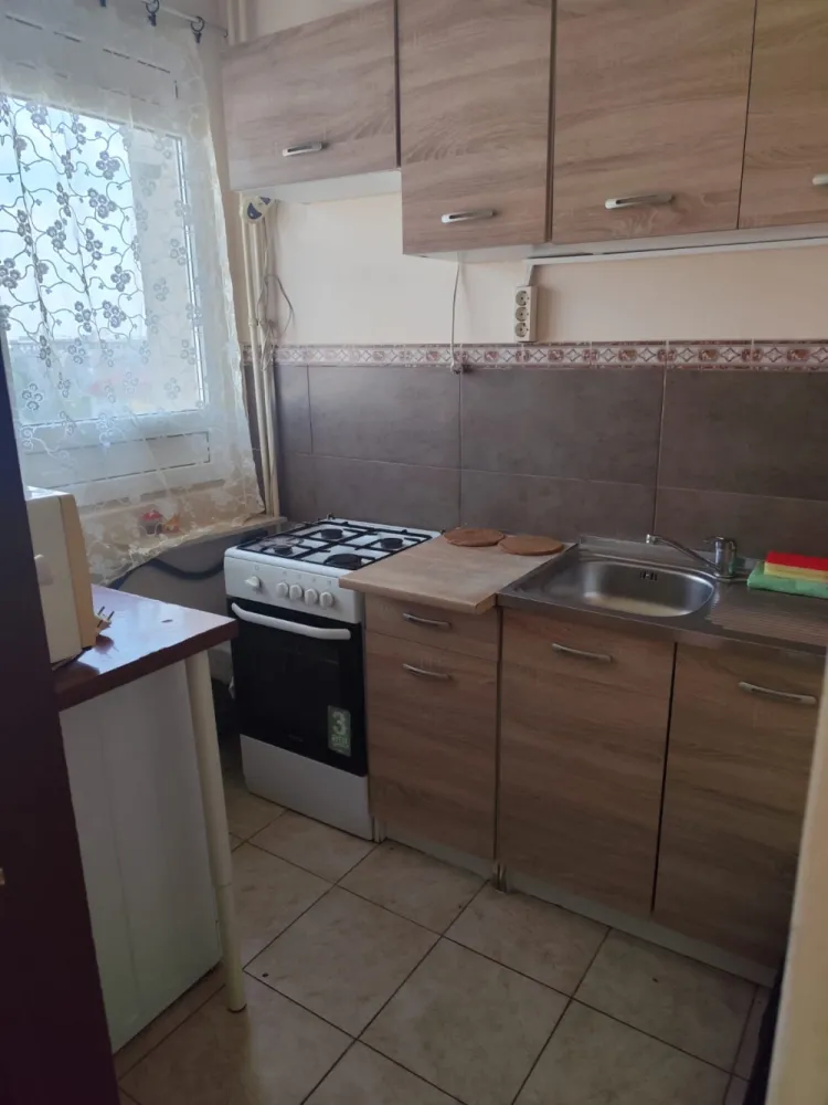 Proprietar – Garsonieră Dristor 2 Bucuresti, sector 3, chiar la metrou – 350€ negociabil - Ofer spre închiriere garsonieră situată în zona Dristor 2, chiar lângă stația de metrou (1 minut de mers pe jos). Poziție excelentă, ideală pentru acces rapid în orice zonă a orașului.Garsoniera este situată la etajul 9 are o suprafață de aproximativ 36 mp și este complet mobilată și utilată:– canapea extensibilă / pat– dulap încăpător– frigider, aragaz, mașină de spălat– TV / internet– aer condiționatAvantaje:– locație premium, fix lângă metrou Dristor– magazine, supermarketuri, farmacii în imediata apropiere– acces rapid către centru– zonă sigură și bine conectatăSe închiriază pe termen lung, ideal pentru studentiPreț: 350 € / lună (negociabil)Garanție: 350 €Contact:Telefon: 0745085212Disponibilă imediat