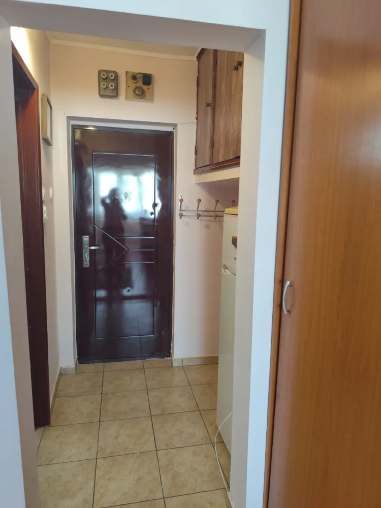 Proprietar – Garsonieră Dristor 2 Bucuresti, sector 3, chiar la metrou – 350€ negociabil - Ofer spre închiriere garsonieră situată în zona Dristor 2, chiar lângă stația de metrou (1 minut de mers pe jos). Poziție excelentă, ideală pentru acces rapid în orice zonă a orașului.Garsoniera este situată la etajul 9 are o suprafață de aproximativ 36 mp și este complet mobilată și utilată:– canapea extensibilă / pat– dulap încăpător– frigider, aragaz, mașină de spălat– TV / internet– aer condiționatAvantaje:– locație premium, fix lângă metrou Dristor– magazine, supermarketuri, farmacii în imediata apropiere– acces rapid către centru– zonă sigură și bine conectatăSe închiriază pe termen lung, ideal pentru studentiPreț: 350 € / lună (negociabil)Garanție: 350 €Contact:Telefon: 0745085212Disponibilă imediat