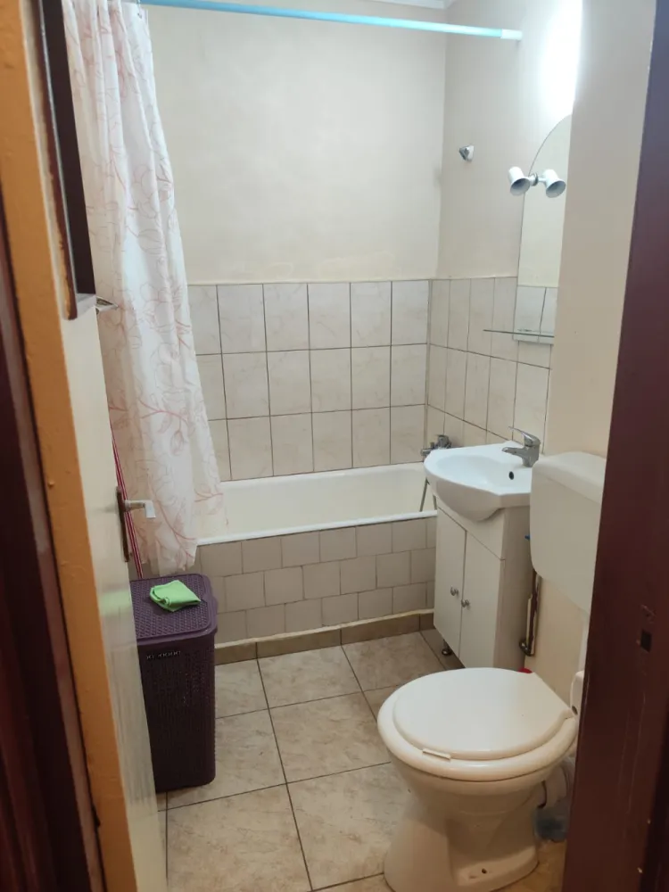 Proprietar – Garsonieră Dristor 2 Bucuresti, sector 3, chiar la metrou – 350€ negociabil - Ofer spre închiriere garsonieră situată în zona Dristor 2, chiar lângă stația de metrou (1 minut de mers pe jos). Poziție excelentă, ideală pentru acces rapid în orice zonă a orașului.Garsoniera este situată la etajul 9 are o suprafață de aproximativ 36 mp și este complet mobilată și utilată:– canapea extensibilă / pat– dulap încăpător– frigider, aragaz, mașină de spălat– TV / internet– aer condiționatAvantaje:– locație premium, fix lângă metrou Dristor– magazine, supermarketuri, farmacii în imediata apropiere– acces rapid către centru– zonă sigură și bine conectatăSe închiriază pe termen lung, ideal pentru studentiPreț: 350 € / lună (negociabil)Garanție: 350 €Contact:Telefon: 0745085212Disponibilă imediat