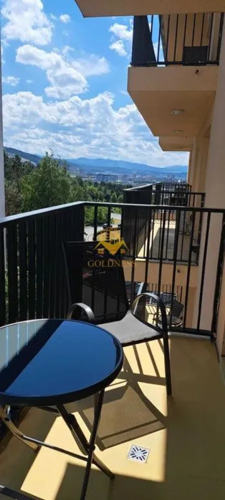 1 camera, bloc nou, Manastur,West City,Calea Floresti, West City - GOLDNESS Imobiliare vă propune spre închiriere un apartament cu o camera complet mobilata și utilata, la etajul 4 într-un imobil de 24 etaje, în Cartierul Manastur. 
Apartamentul este compartimentat astfel:
- living cu bucatarie open-space complet utilată, loc de servit masa, pat matrimonial
- baie cu walk-in, calorifer port prosop inox și dulap pentru depozitare.
- balcon de 5 mp.

Imobilul este dotat cu toate cele necesare- centrală proprie, mașină de spălat haine, frigider, plită electrică, hotă, aer conditionat, etc.
Se află în apropierea stațiilor de transport în comun, magazine, restaurante, spații verzi, farmacii, etc.
Se poate inchiria parcare subterana cu 50E.

Dacă sunteți interesați de acest apartament și doriți să îl vizionați, dar și pentru alte oferte sau detalii nu ezitați să ne contactați telefonic sau prin e-mail - goldnessimobiliare@gmail.com. Vă stăm la dispoziție!
Pentru intermediere se percepe un comision de 50% din prețul chiriei!