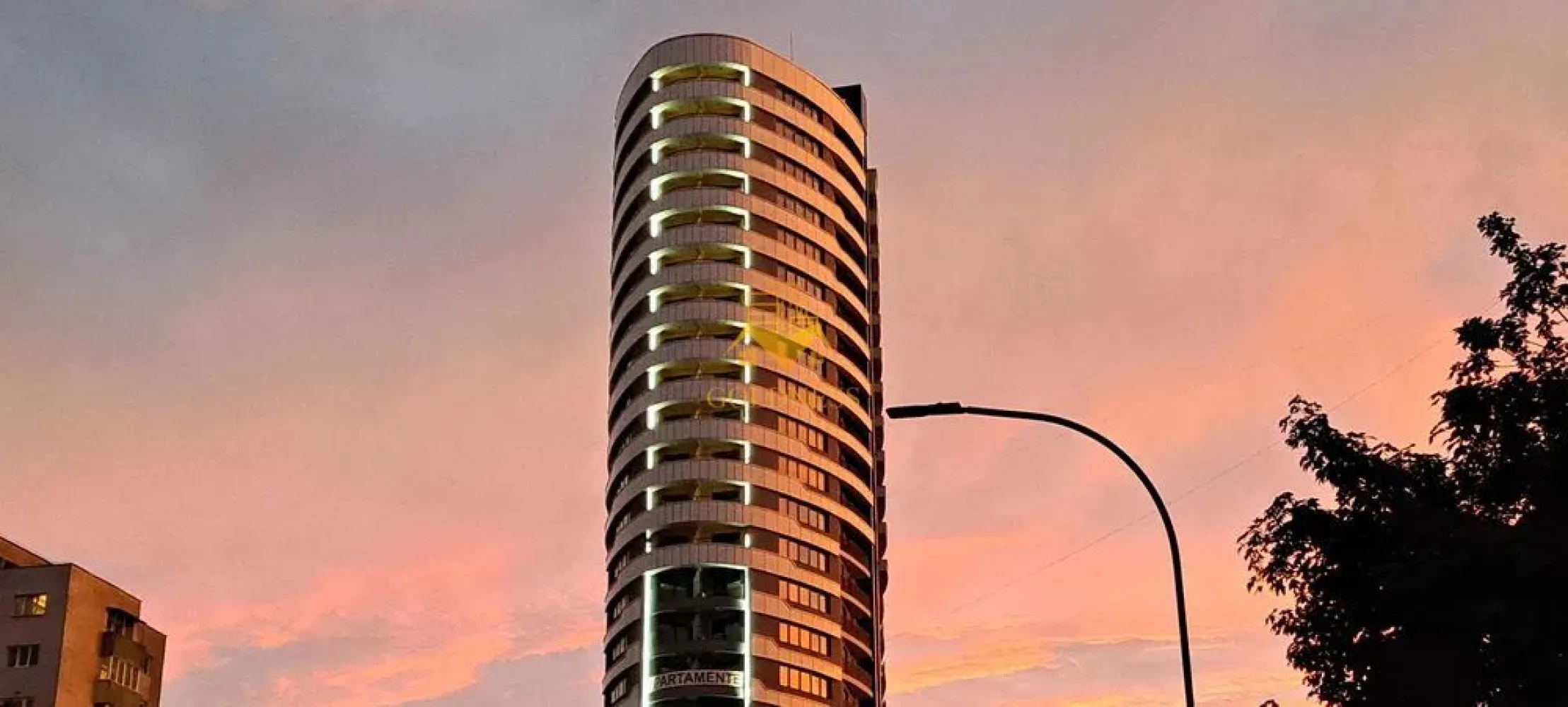 1 camera, bloc nou, Manastur,West City,Calea Floresti, West City - GOLDNESS Imobiliare vă propune spre închiriere un apartament cu o camera complet mobilata și utilata, la etajul 4 într-un imobil de 24 etaje, în Cartierul Manastur. 
Apartamentul este compartimentat astfel:
- living cu bucatarie open-space complet utilată, loc de servit masa, pat matrimonial
- baie cu walk-in, calorifer port prosop inox și dulap pentru depozitare.
- balcon de 5 mp.

Imobilul este dotat cu toate cele necesare- centrală proprie, mașină de spălat haine, frigider, plită electrică, hotă, aer conditionat, etc.
Se află în apropierea stațiilor de transport în comun, magazine, restaurante, spații verzi, farmacii, etc.
Se poate inchiria parcare subterana cu 50E.

Dacă sunteți interesați de acest apartament și doriți să îl vizionați, dar și pentru alte oferte sau detalii nu ezitați să ne contactați telefonic sau prin e-mail - goldnessimobiliare@gmail.com. Vă stăm la dispoziție!
Pentru intermediere se percepe un comision de 50% din prețul chiriei!
