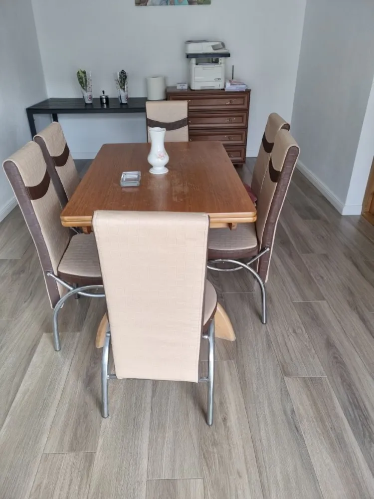 BRASADAS vinde casă cu teren generos in zona 14 Mai. - Agenția imobiliara BRASADAS vinde proprietate deosebită situată în zona 14 Mai, pe o stradă liniștită, cu vecini prietenoși – ideală pentru familie sau pentru locuire + activitate separată.
Renovare completă în 2021 – toate instalațiile (electrică, sanitară, termică) sunt noi
Construcție solidă din cărămidă, izolație exterioară de 10 cm
Casa principală (an construcție 1965)
Regim: parter + subsol
Suprafață construită la sol: 132 mp
Suprafață desfășurată: 197 mp
Compartimentare: hol generos,
3 camere mari,
bucătărie + zonă de servit masa (cu acces spre anexă și terasă)
baie mare (cadă, WC, lavoar, bideu)
WC de serviciu
Complet decomandate.
Încălzire în pardoseală
Centrală termică pe gaz în condensare (Ferroli), amplasată la subsol
Pod uscat și spațios pe toată suprafața casei
Anexă (an construcție 1996)
Regim: subsol + parter + mansardă
Suprafață construită la sol: 67 mp
Suprafață desfășurată: 197 mp
Izolată și toate utilitățile instalate dar încă apa și gazul neconectate(apă, gaz, curent, canalizare)
Parter: încălzire în pardoseală
Mansardă: pregătită pentru calorifere (instalație existentă, neconectată)
Subsol: beci mare, uscat (~120 mp)
 Teren și curte
Suprafață totală teren: 1022 mp
Curte betonată + grădină amenajată cu gazon
Pomi și arbori fructiferi
Zonă în spatele casei pregătită (pietriș) pentru construcții suplimentare: garaj, șopron etc. Proprietate ideală pentru locuire confortabilă, dar și pentru două familii 
sau activități independente (anexa fiind complet utilată).
www.brasadas.com.
Pentru mai multe detalii sau vizionare, nu ezitați să mă contactați. Telefonic 07******91