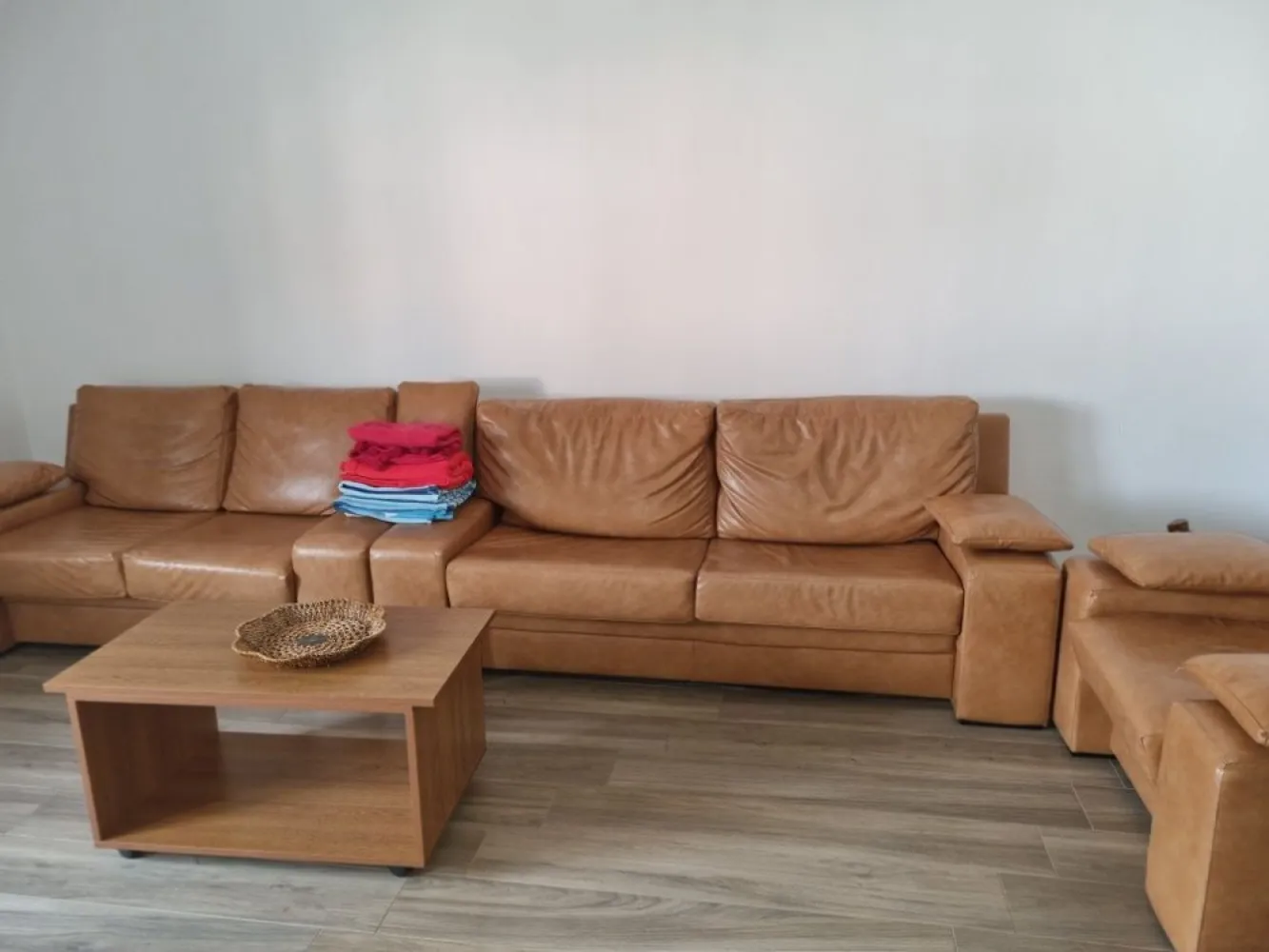 BRASADAS vinde casă cu teren generos in zona 14 Mai. - Agenția imobiliara BRASADAS vinde proprietate deosebită situată în zona 14 Mai, pe o stradă liniștită, cu vecini prietenoși – ideală pentru familie sau pentru locuire + activitate separată.
Renovare completă în 2021 – toate instalațiile (electrică, sanitară, termică) sunt noi
Construcție solidă din cărămidă, izolație exterioară de 10 cm
Casa principală (an construcție 1965)
Regim: parter + subsol
Suprafață construită la sol: 132 mp
Suprafață desfășurată: 197 mp
Compartimentare: hol generos,
3 camere mari,
bucătărie + zonă de servit masa (cu acces spre anexă și terasă)
baie mare (cadă, WC, lavoar, bideu)
WC de serviciu
Complet decomandate.
Încălzire în pardoseală
Centrală termică pe gaz în condensare (Ferroli), amplasată la subsol
Pod uscat și spațios pe toată suprafața casei
Anexă (an construcție 1996)
Regim: subsol + parter + mansardă
Suprafață construită la sol: 67 mp
Suprafață desfășurată: 197 mp
Izolată și toate utilitățile instalate dar încă apa și gazul neconectate(apă, gaz, curent, canalizare)
Parter: încălzire în pardoseală
Mansardă: pregătită pentru calorifere (instalație existentă, neconectată)
Subsol: beci mare, uscat (~120 mp)
 Teren și curte
Suprafață totală teren: 1022 mp
Curte betonată + grădină amenajată cu gazon
Pomi și arbori fructiferi
Zonă în spatele casei pregătită (pietriș) pentru construcții suplimentare: garaj, șopron etc. Proprietate ideală pentru locuire confortabilă, dar și pentru două familii 
sau activități independente (anexa fiind complet utilată).
www.brasadas.com.
Pentru mai multe detalii sau vizionare, nu ezitați să mă contactați. Telefonic 07******91