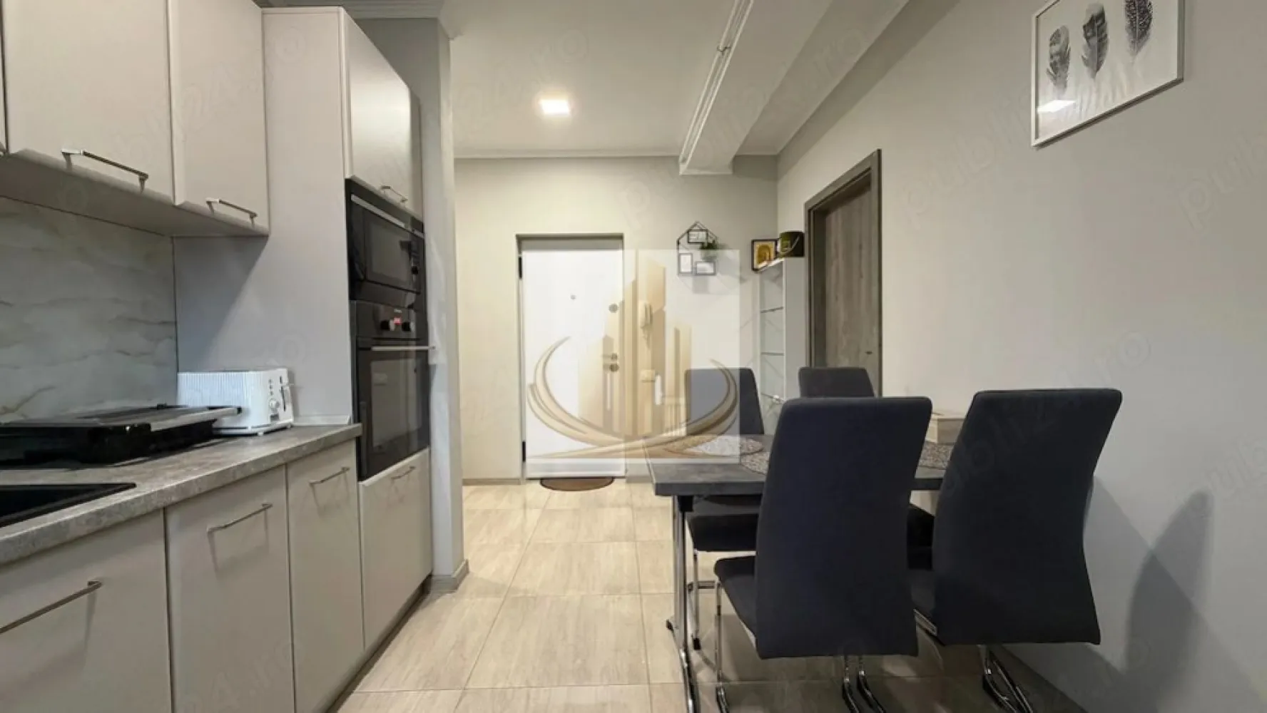 🏡Apartament 1 camera modern Giroc (zona principală) | 34 mp |+parcare - Grand Mobilis Imobiliare vă propune spre vânzare un apartament cu 1 cameră, situat în Giroc, într-o zonă excelentă, aproape de toate facilitățile.

📐 Suprafață utilă: 34 mp
🏢 Etaj: 1
🛋️ Compartimentare decomandată, eficientă și practică

✨ Dotări & beneficii:

* finisaje de înaltă calitate
* pardoseli din gresie și parchet
* balcon cu vedere spre stradă

📍 Localizare excelentă:

* stație de autobuz la câțiva pași
* magazine, restaurante și cafenele în apropiere
* Parc Giroc la doar ~436 m
* farmacie și oficiu poștal în zonă

🛋️ Apartamentul se vinde exact ca în poze
🚗 Loc de parcare inclus în CF

💰 Ideal pentru locuit sau investiție

📞 Dacă te interesează această proprietate, te așteptăm la vizionare!
ID intern CP3054642