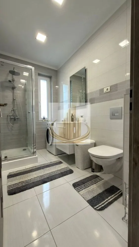 🏡Apartament 1 camera modern Giroc (zona principală) | 34 mp |+parcare - Grand Mobilis Imobiliare vă propune spre vânzare un apartament cu 1 cameră, situat în Giroc, într-o zonă excelentă, aproape de toate facilitățile.

📐 Suprafață utilă: 34 mp
🏢 Etaj: 1
🛋️ Compartimentare decomandată, eficientă și practică

✨ Dotări & beneficii:

* finisaje de înaltă calitate
* pardoseli din gresie și parchet
* balcon cu vedere spre stradă

📍 Localizare excelentă:

* stație de autobuz la câțiva pași
* magazine, restaurante și cafenele în apropiere
* Parc Giroc la doar ~436 m
* farmacie și oficiu poștal în zonă

🛋️ Apartamentul se vinde exact ca în poze
🚗 Loc de parcare inclus în CF

💰 Ideal pentru locuit sau investiție

📞 Dacă te interesează această proprietate, te așteptăm la vizionare!
ID intern CP3054642