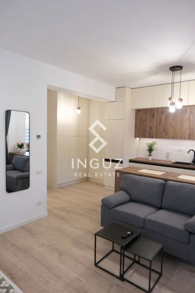 Garsonieră de închiriat – Ghica Apartments | Curte proprie | Prim - Garsonieră de închiriat – Ghica Apartments | Curte proprie | Prima închiriere

Strada Baicului nr. 55 – Complex Ghica Apartments

Se oferă spre închiriere o garsonieră modernă, spațioasă și primitoare, situată la parter, cu curte proprie, într-un complex nou, finalizat în 2023.

Ideală pentru persoane care caută confort imediat, liniște și un spațiu bine organizat.

Detalii proprietate:

Suprafață: 49 mp (inclusiv curte privată)
Parter + curte proprie
Complet mobilată și utilată (prima închiriere)
Smart TV
Frigider
Mașină de spălat rufe
Mașină de spălat vase
Aragaz + cuptor + hotă
Încălzire în pardoseală cu termostate individuale
Internet de mare viteză + cablu TV

Avantaje locație:

5 min până la stația STB (linie 143)
15 min până la Mega Mall
7 min cu mașina până la metrou Obor
Complex nou cu curte interioară și spații verzi
Posibilitate închiriere loc de parcare

Disponibilitate: începând cu 15 mai

Preț: 550 EUR / lună
Commission 50%