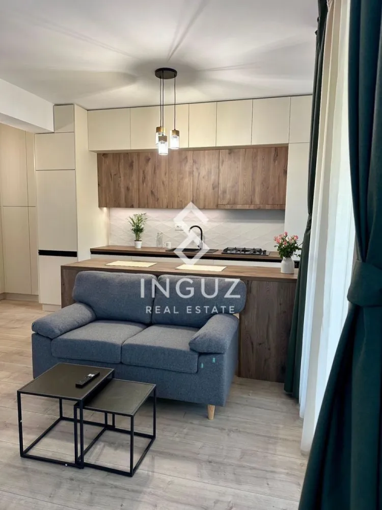 Garsonieră de închiriat – Ghica Apartments | Curte proprie | Prim - Garsonieră de închiriat – Ghica Apartments | Curte proprie | Prima închiriere

Strada Baicului nr. 55 – Complex Ghica Apartments

Se oferă spre închiriere o garsonieră modernă, spațioasă și primitoare, situată la parter, cu curte proprie, într-un complex nou, finalizat în 2023.

Ideală pentru persoane care caută confort imediat, liniște și un spațiu bine organizat.

Detalii proprietate:

Suprafață: 49 mp (inclusiv curte privată)
Parter + curte proprie
Complet mobilată și utilată (prima închiriere)
Smart TV
Frigider
Mașină de spălat rufe
Mașină de spălat vase
Aragaz + cuptor + hotă
Încălzire în pardoseală cu termostate individuale
Internet de mare viteză + cablu TV

Avantaje locație:

5 min până la stația STB (linie 143)
15 min până la Mega Mall
7 min cu mașina până la metrou Obor
Complex nou cu curte interioară și spații verzi
Posibilitate închiriere loc de parcare

Disponibilitate: începând cu 15 mai

Preț: 550 EUR / lună
Commission 50%