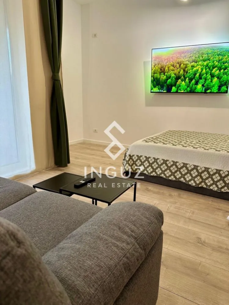 Garsonieră de închiriat – Ghica Apartments | Curte proprie | Prim - Garsonieră de închiriat – Ghica Apartments | Curte proprie | Prima închiriere

Strada Baicului nr. 55 – Complex Ghica Apartments

Se oferă spre închiriere o garsonieră modernă, spațioasă și primitoare, situată la parter, cu curte proprie, într-un complex nou, finalizat în 2023.

Ideală pentru persoane care caută confort imediat, liniște și un spațiu bine organizat.

Detalii proprietate:

Suprafață: 49 mp (inclusiv curte privată)
Parter + curte proprie
Complet mobilată și utilată (prima închiriere)
Smart TV
Frigider
Mașină de spălat rufe
Mașină de spălat vase
Aragaz + cuptor + hotă
Încălzire în pardoseală cu termostate individuale
Internet de mare viteză + cablu TV

Avantaje locație:

5 min până la stația STB (linie 143)
15 min până la Mega Mall
7 min cu mașina până la metrou Obor
Complex nou cu curte interioară și spații verzi
Posibilitate închiriere loc de parcare

Disponibilitate: începând cu 15 mai

Preț: 550 EUR / lună
Commission 50%