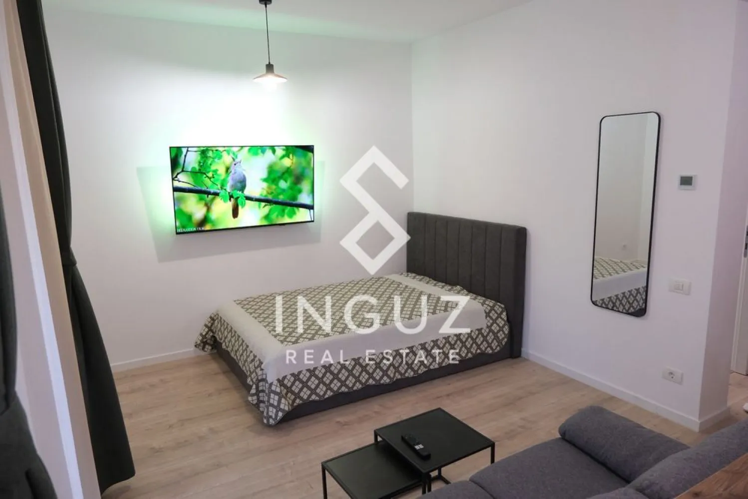 Garsonieră de închiriat – Ghica Apartments | Curte proprie | Prim - Garsonieră de închiriat – Ghica Apartments | Curte proprie | Prima închiriere

Strada Baicului nr. 55 – Complex Ghica Apartments

Se oferă spre închiriere o garsonieră modernă, spațioasă și primitoare, situată la parter, cu curte proprie, într-un complex nou, finalizat în 2023.

Ideală pentru persoane care caută confort imediat, liniște și un spațiu bine organizat.

Detalii proprietate:

Suprafață: 49 mp (inclusiv curte privată)
Parter + curte proprie
Complet mobilată și utilată (prima închiriere)
Smart TV
Frigider
Mașină de spălat rufe
Mașină de spălat vase
Aragaz + cuptor + hotă
Încălzire în pardoseală cu termostate individuale
Internet de mare viteză + cablu TV

Avantaje locație:

5 min până la stația STB (linie 143)
15 min până la Mega Mall
7 min cu mașina până la metrou Obor
Complex nou cu curte interioară și spații verzi
Posibilitate închiriere loc de parcare

Disponibilitate: începând cu 15 mai

Preț: 550 EUR / lună
Commission 50%